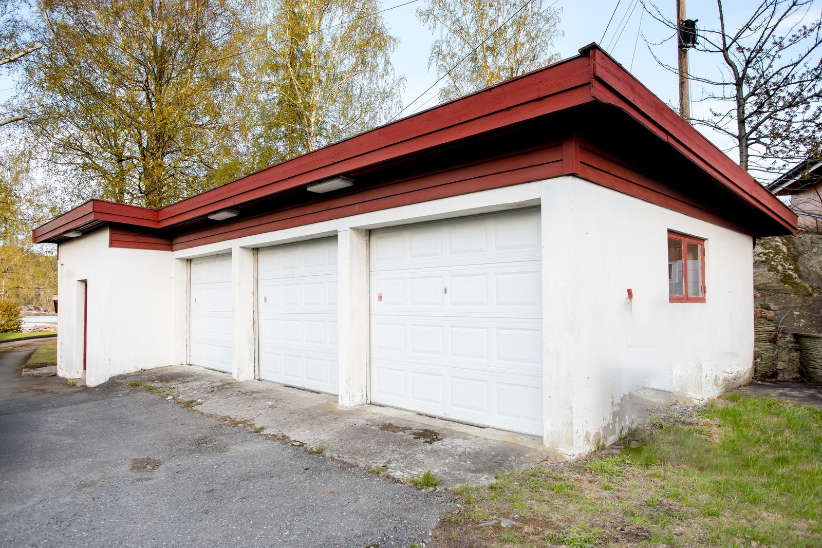Eiendommen har gode parkeringsmuligheter og praktiske uteområder, samt garasjer med tilhørende boder/verksted. Galleribilde