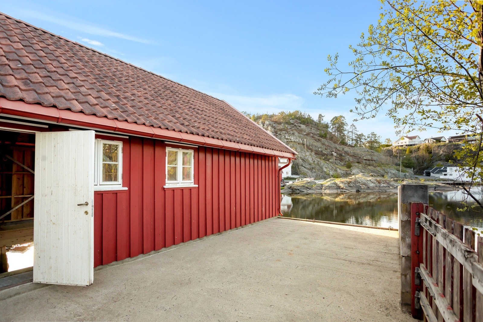 Båthuset nede ved sjøen. Galleribilde