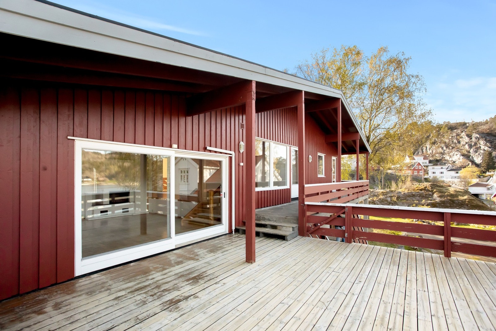 Flere veranda- og terrasseområder rundt eiendommen! Galleribilde