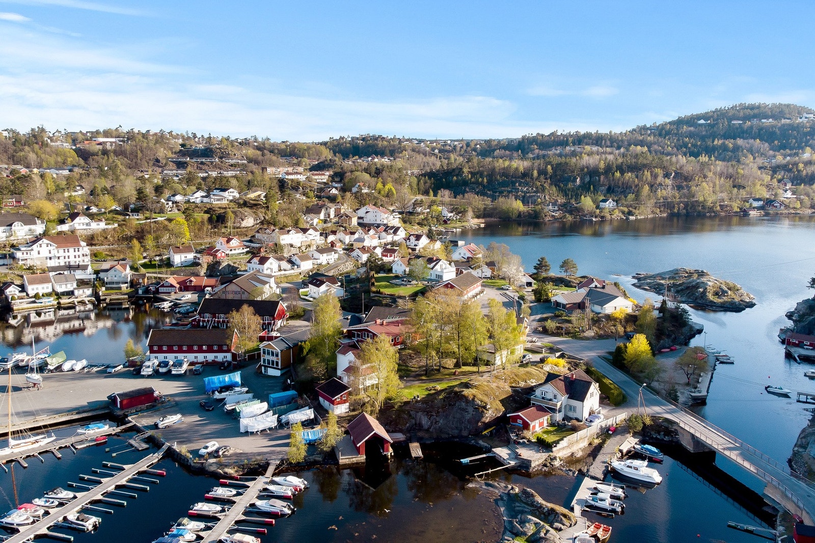 Området ligger i naturskjønne omgivelser, med kort vei til sjøen og flotte turområder som Lovisenberg og Berg. Galleribilde