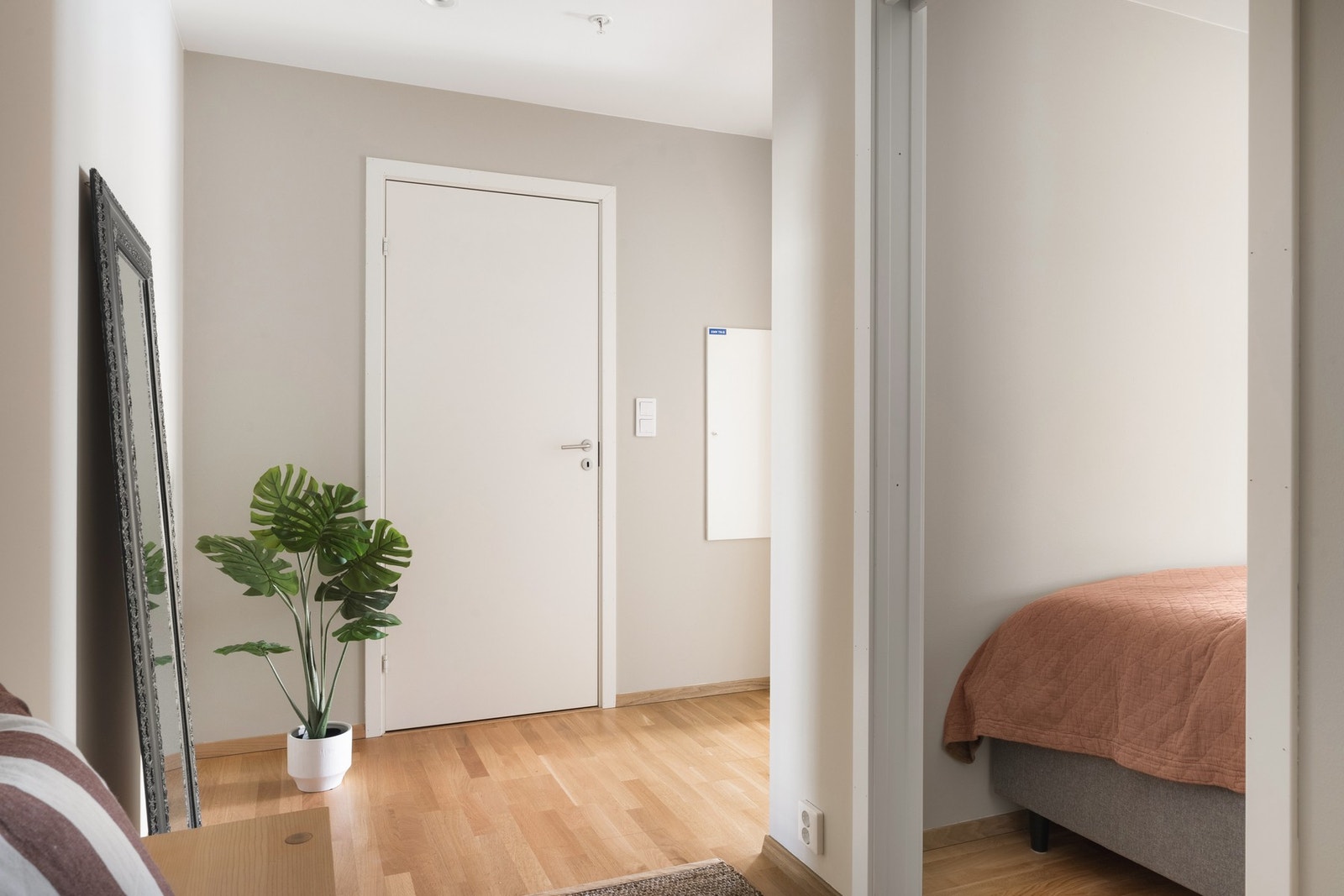 Her er det plass til oppbevaring av yttertøy og sko, og løsningen gjør det enkelt å holde det ryddig og oversiktlig. Galleribilde