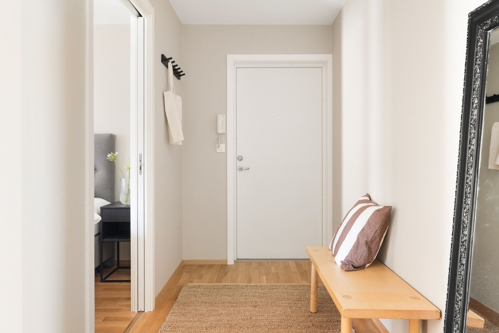 Når du kommer inn i leiligheten blir du møtt av en lys og romslig entré som gir et godt førsteinntrykk. Galleribilde