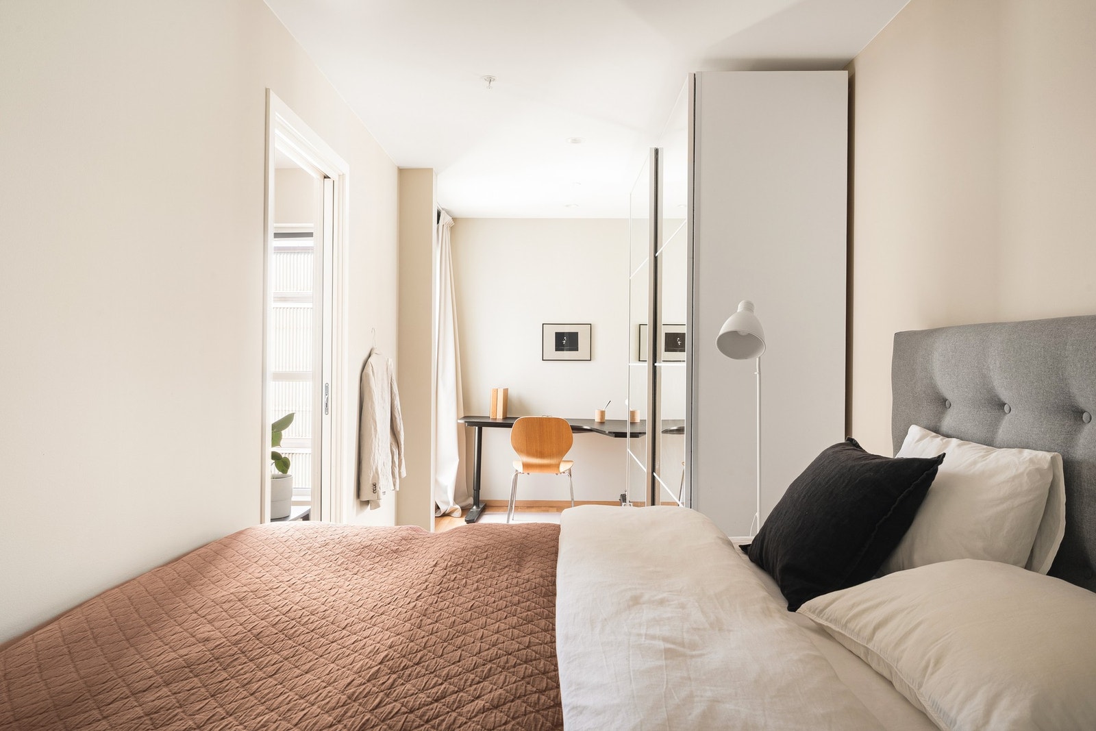Rommene oppleves som lyse og rolige, og egner seg godt både som hovedsoverom, barnerom eller kontor etter behov. Galleribilde