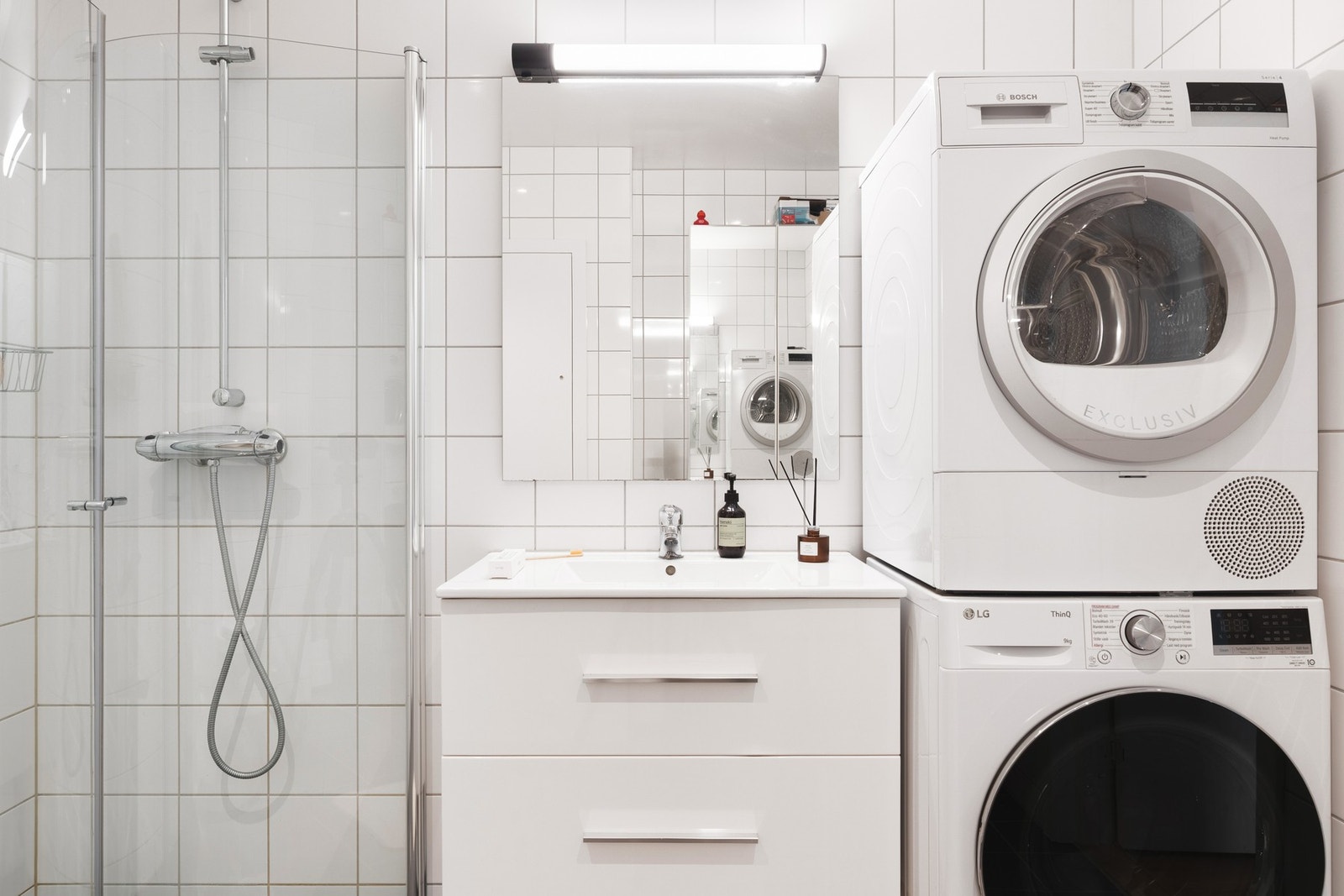 Badet har en funksjonell utforming med flislagte overflater og moderne innredning. Galleribilde