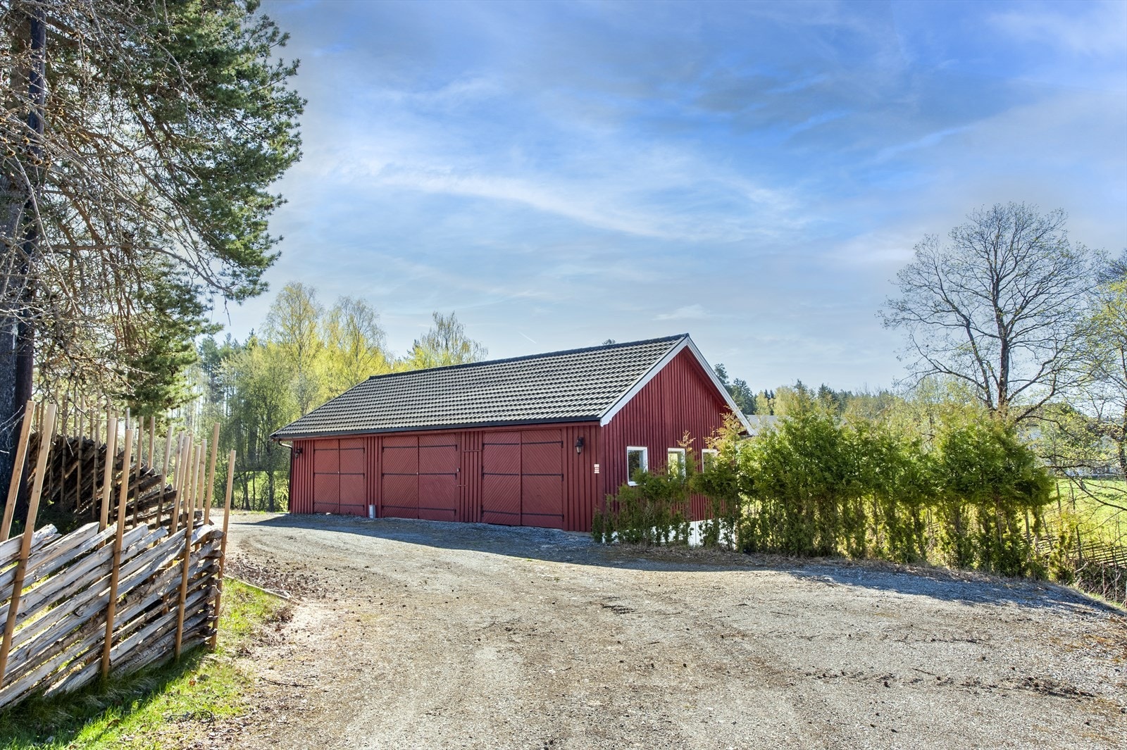 Den tradisjonelle låven på 220 m² rommer garasje, verksted og store lagringsmuligheter. Galleribilde