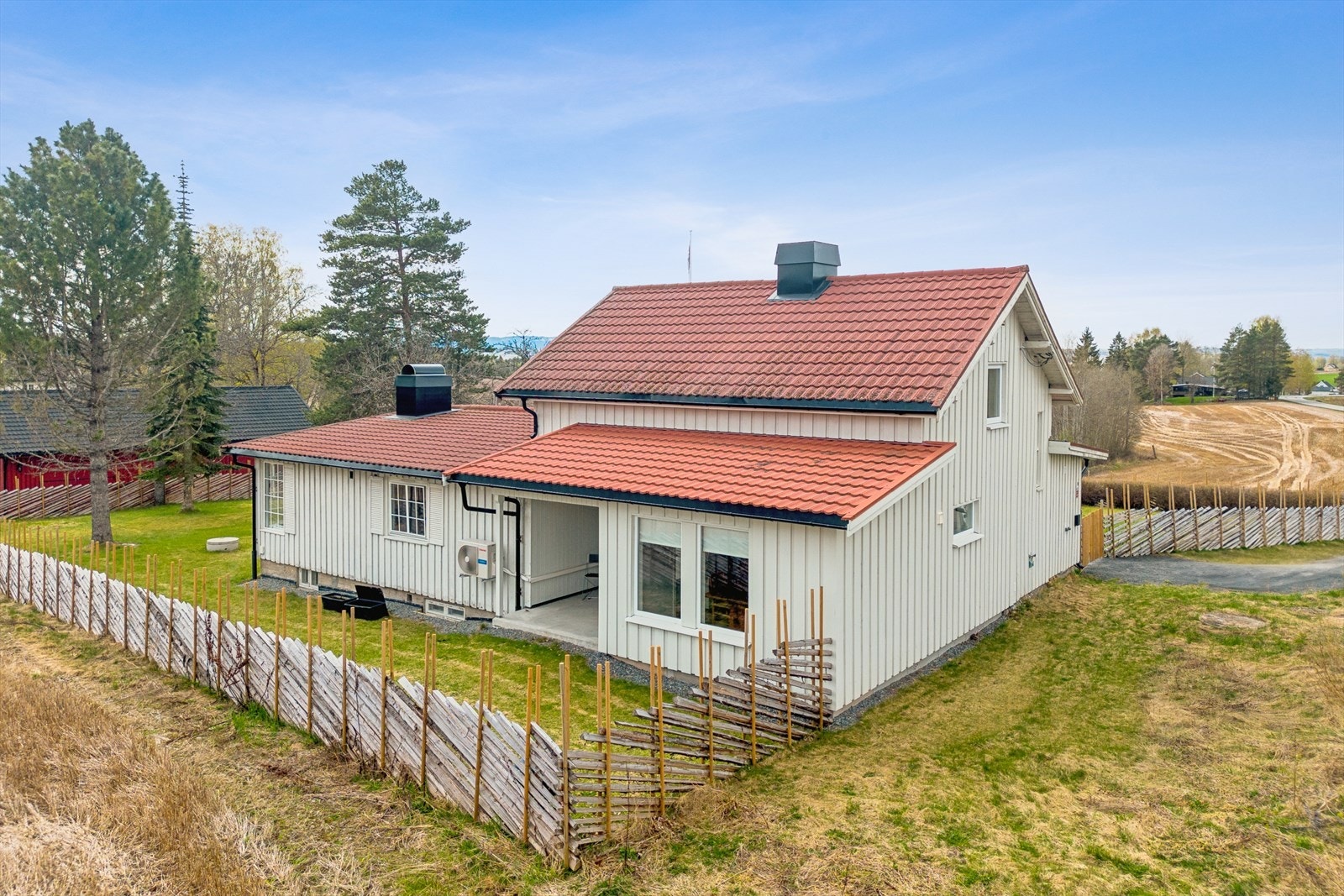 Overbygget terrasse med direkte utgang fra kjøkkenet. I perioden 2022-2025 har boligen gjennomgått oppgraderinger, som blant annet med utvidet kjøkken. Det er også etablert ny drenering på østsiden og delvis på nordsiden av bygningen. Galleribilde