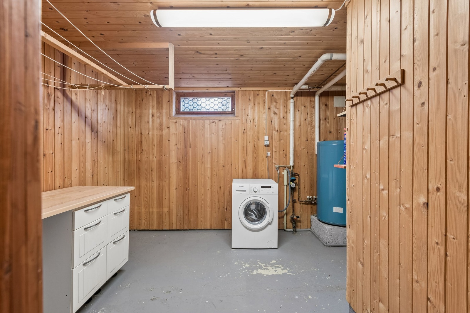 Vaskerom i kjeller med opplegg for vaskemaskin. Galleribilde