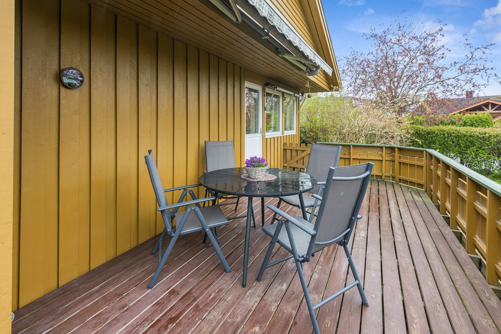 Trivelig terrasse med god plass til hagemøbler. Det er etablert markise over terrassen. Galleribilde