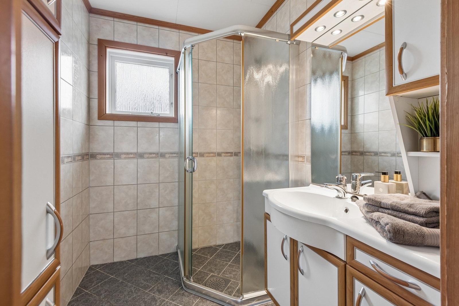 Bad i 1. etasje pusset opp i 2010. Gulvvarme på badet. Galleribilde