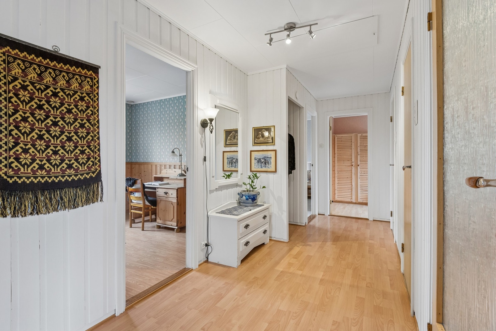 Gang med god plass til oppbevaringsmøbel. Galleribilde