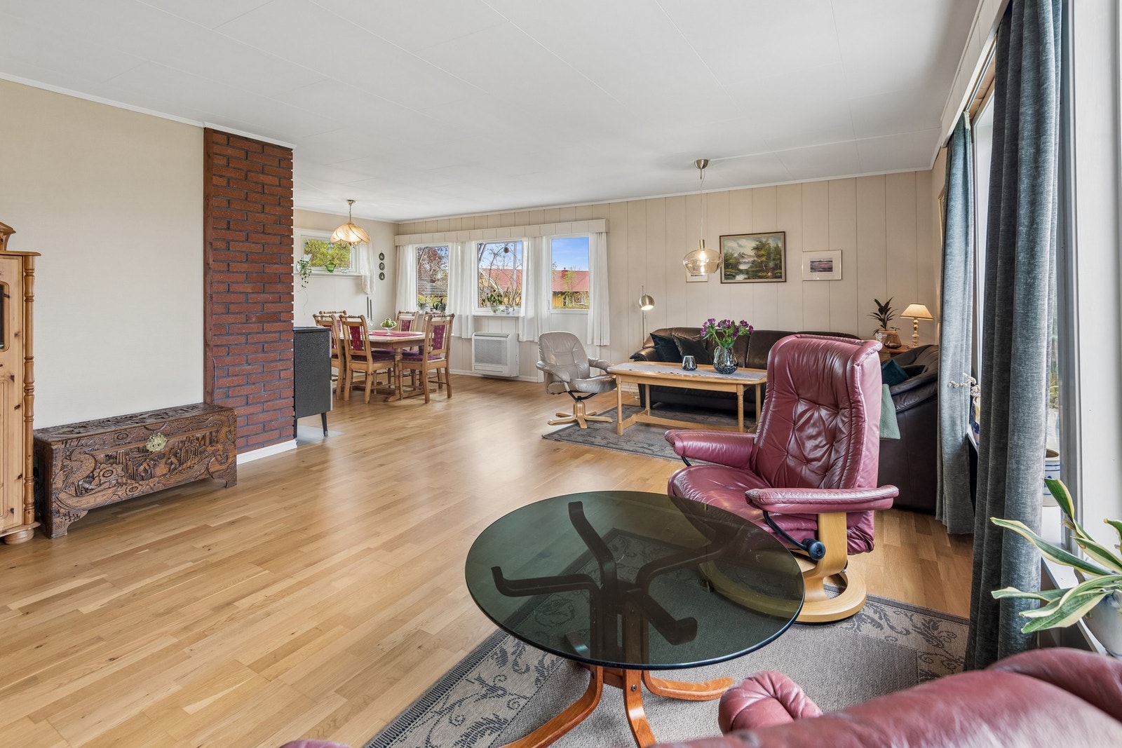 Fra stua har man utgang til terrasse og plen. Galleribilde
