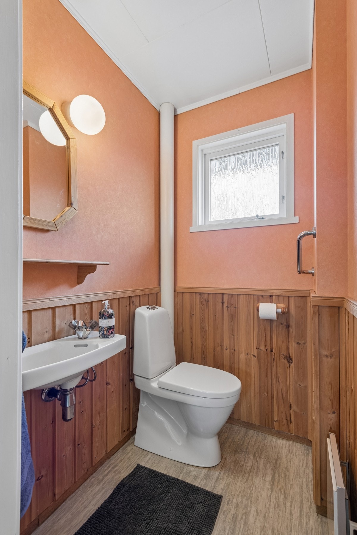 Praktisk toalettrom i 1. etasje med wc og håndvask. Galleribilde
