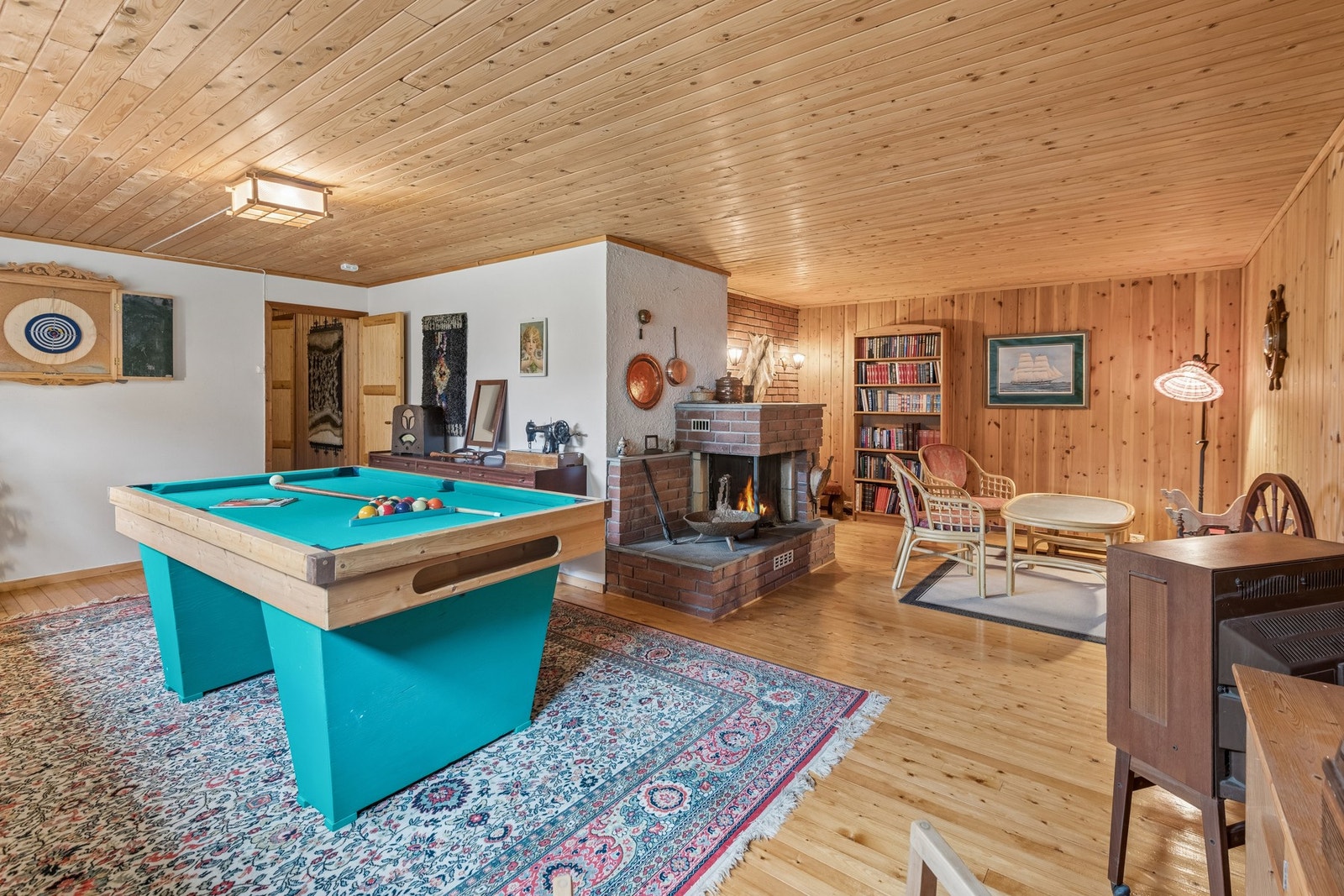 Hobbyrom omgjort til kjellerstue. Det foreligger ingen søknad om bruksendring og kjøper overtar risiko for dette. Galleribilde