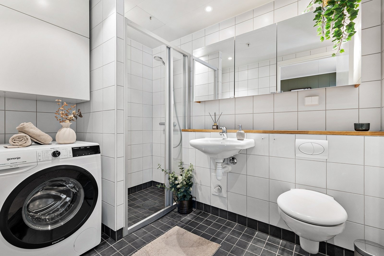 Badet er fra byggeåret 2009 og har flislagt gulv med gulvvarme, samt opplegg for vaskemaskin Galleribilde