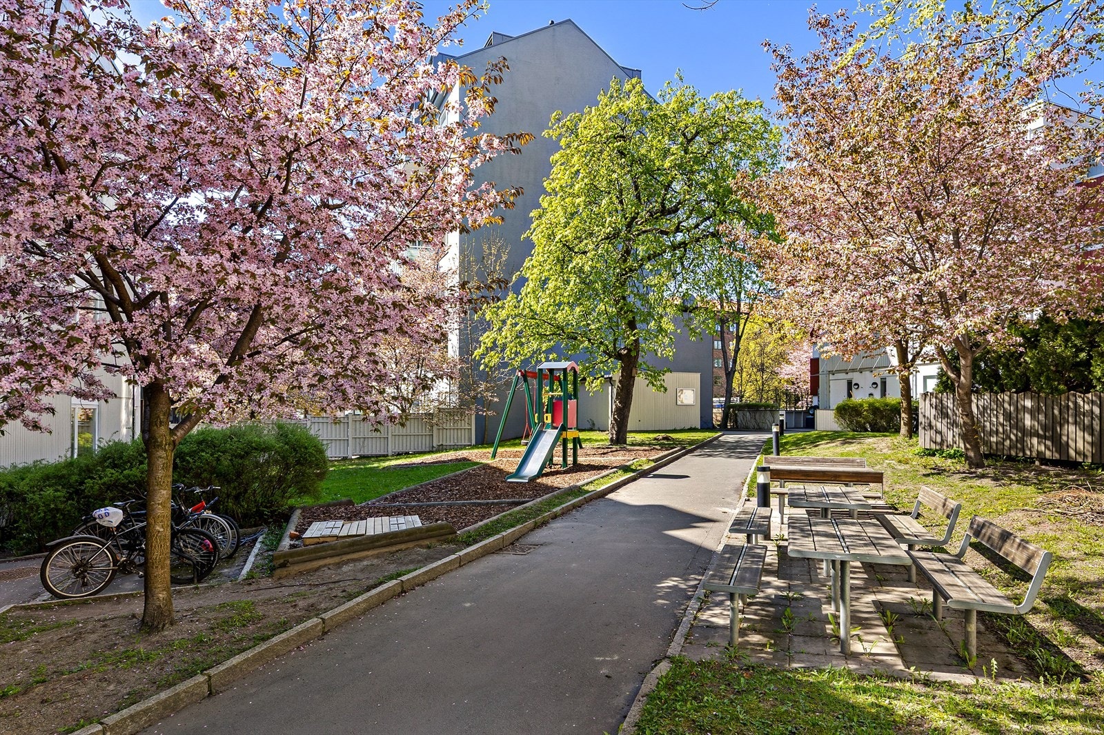 Borettslaget har en hyggelig og barnevennlig bakgård med lekeplass og felles sittegrupper Galleribilde