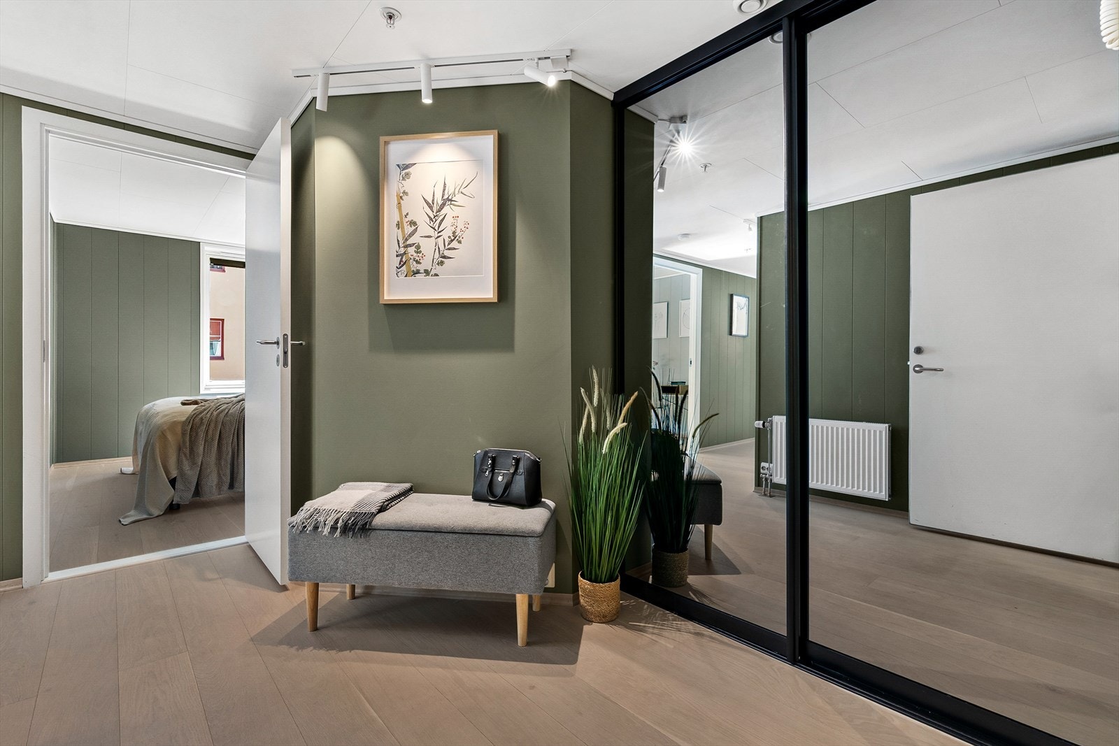 Entréen gir et godt førsteinntrykk og har rikelig med oppbevaringsplass i en stor skyvedørsgarderobe Galleribilde