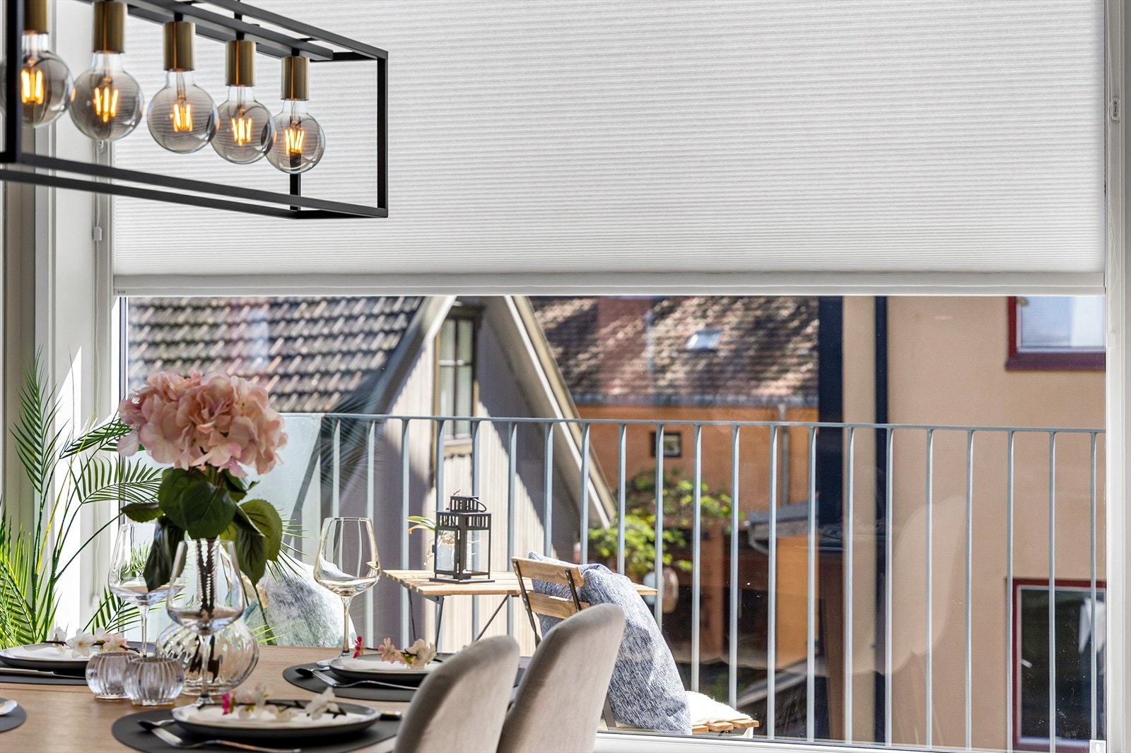 Vinduer og balkongdør fra NorDan med 2-lags isolerglass bidrar til god lyd- og varmeisolasjon. Alle vinduene har nedtrekksgardiner som skjermer for innsyn Galleribilde