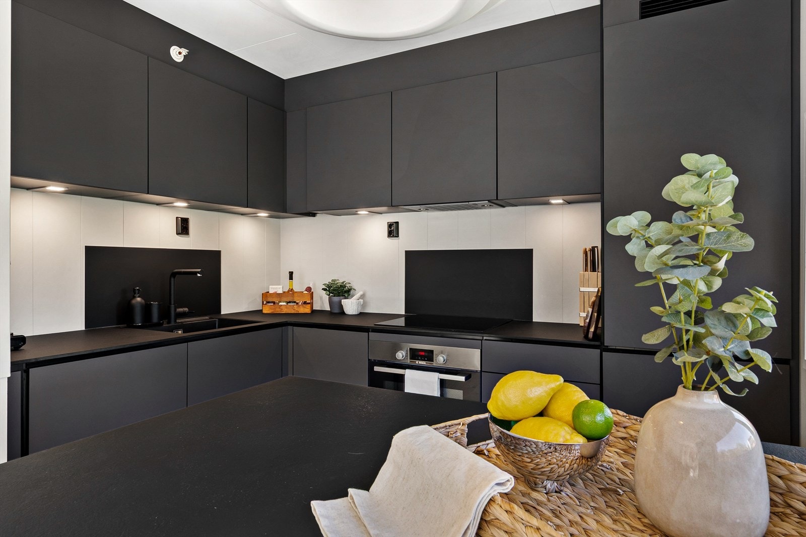 Kjøkkenet er utstyrt med integrert stekeovn, induksjonstopp, oppvaskmaskin og kjøl/frys Galleribilde