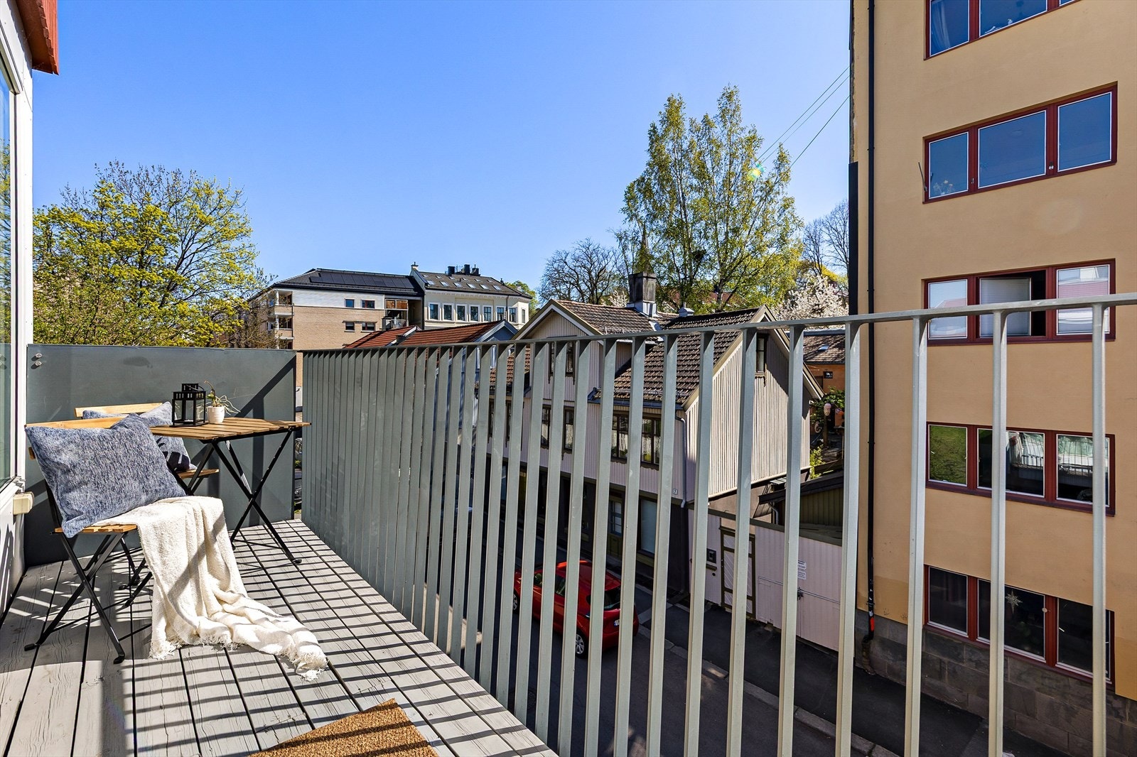 Den sydvendte balkongen har gode solforhold og plass til en hyggelig sittegruppe Galleribilde