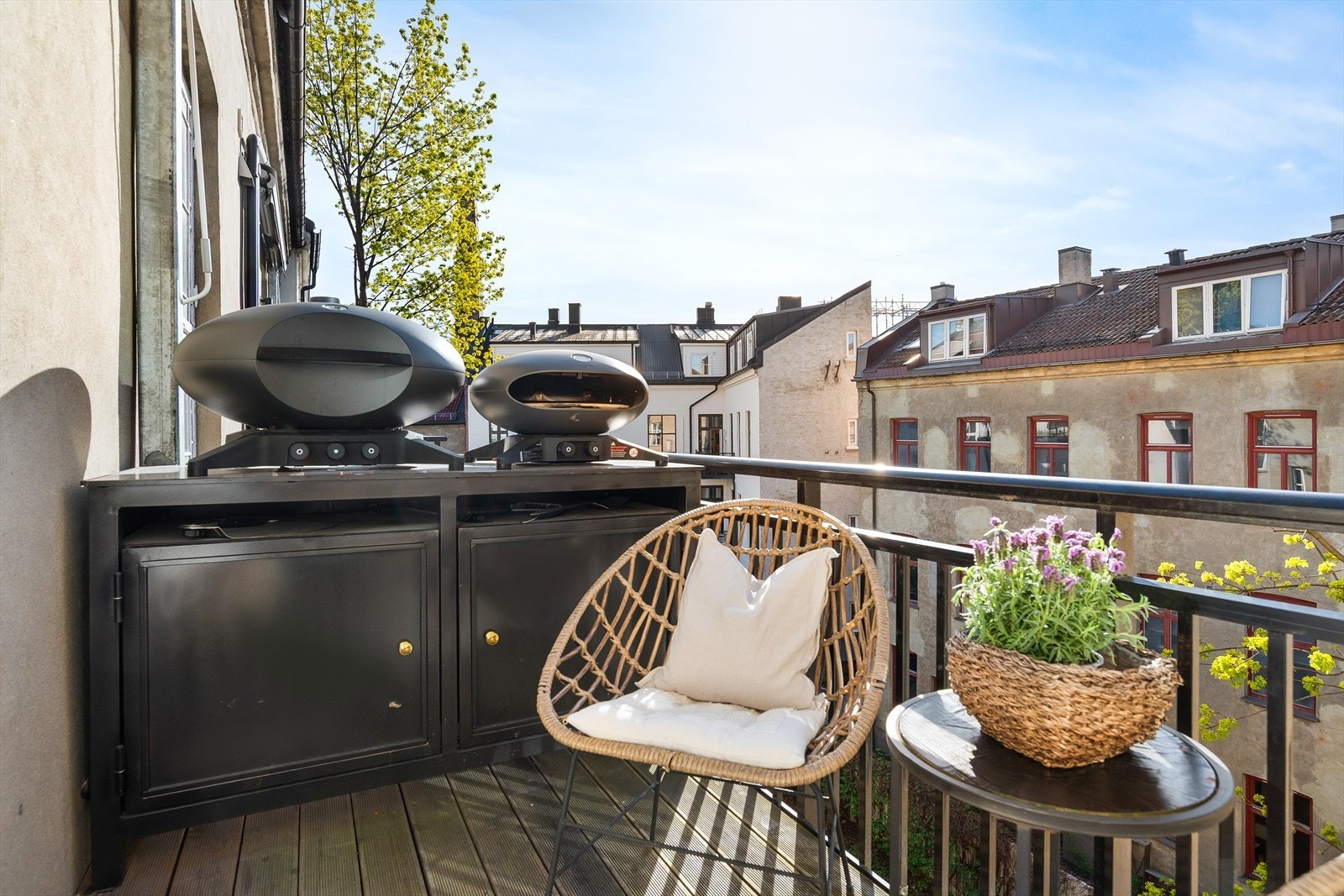 Romslig balkong med plassbygd utekjøkken - et perfekt sted for late sommerdager! Galleribilde