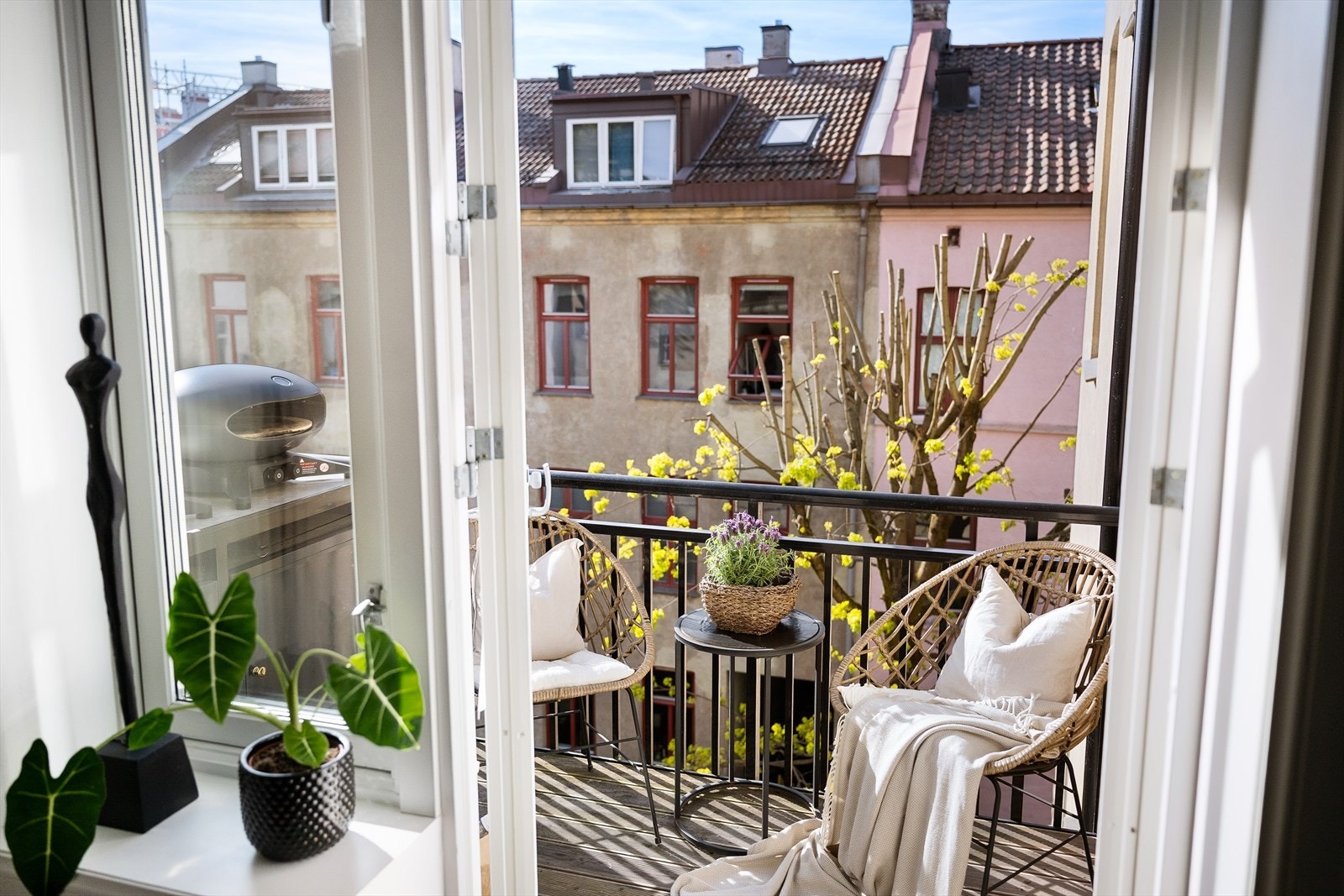 Den solrike balkongen vender mot bakgård og nordvest med herlig kveldssol Galleribilde