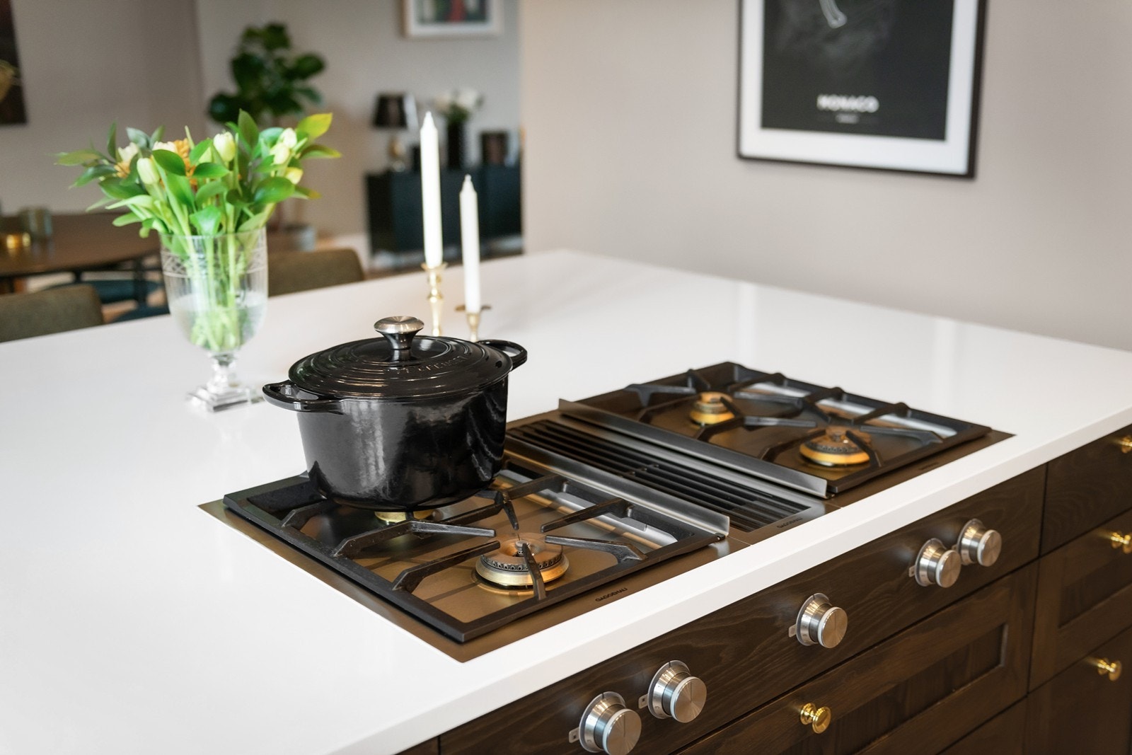 Gass-koketopp fra Gaggenau med innfreste vribrytere gir et meget gjennomført inntrykk Galleribilde