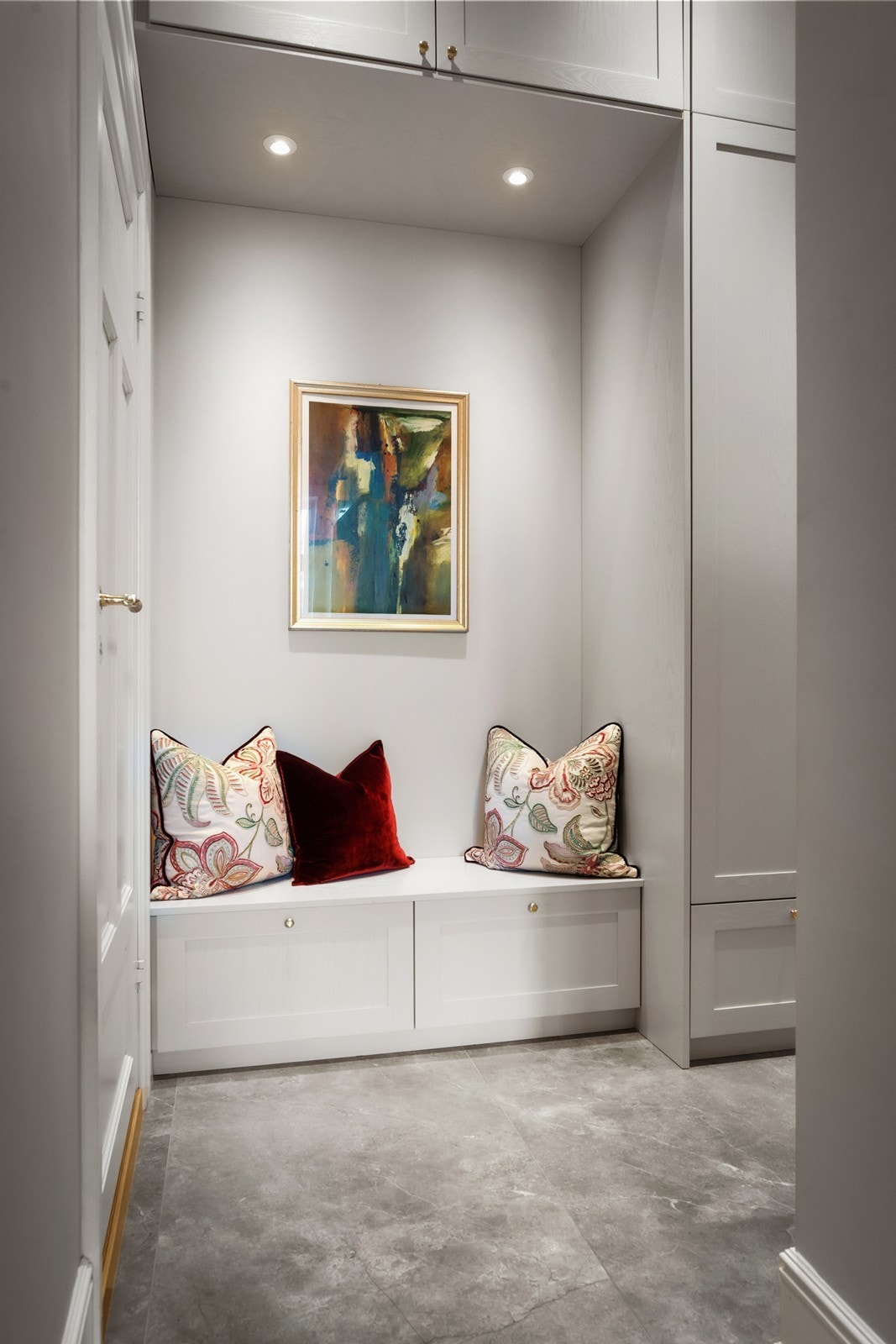 Entré med snekkerbyget garderobe og god lagringskapasitet Galleribilde