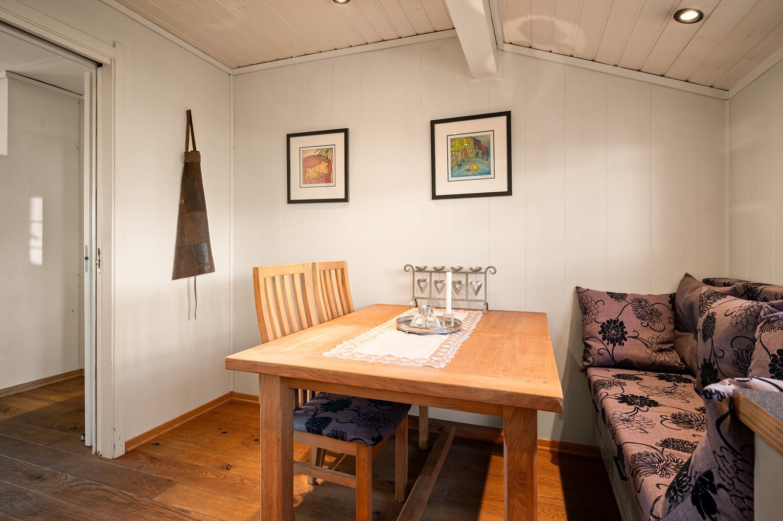 Kjøkkenet har også god plass til et større spisebord for hyggelige middager. Galleribilde