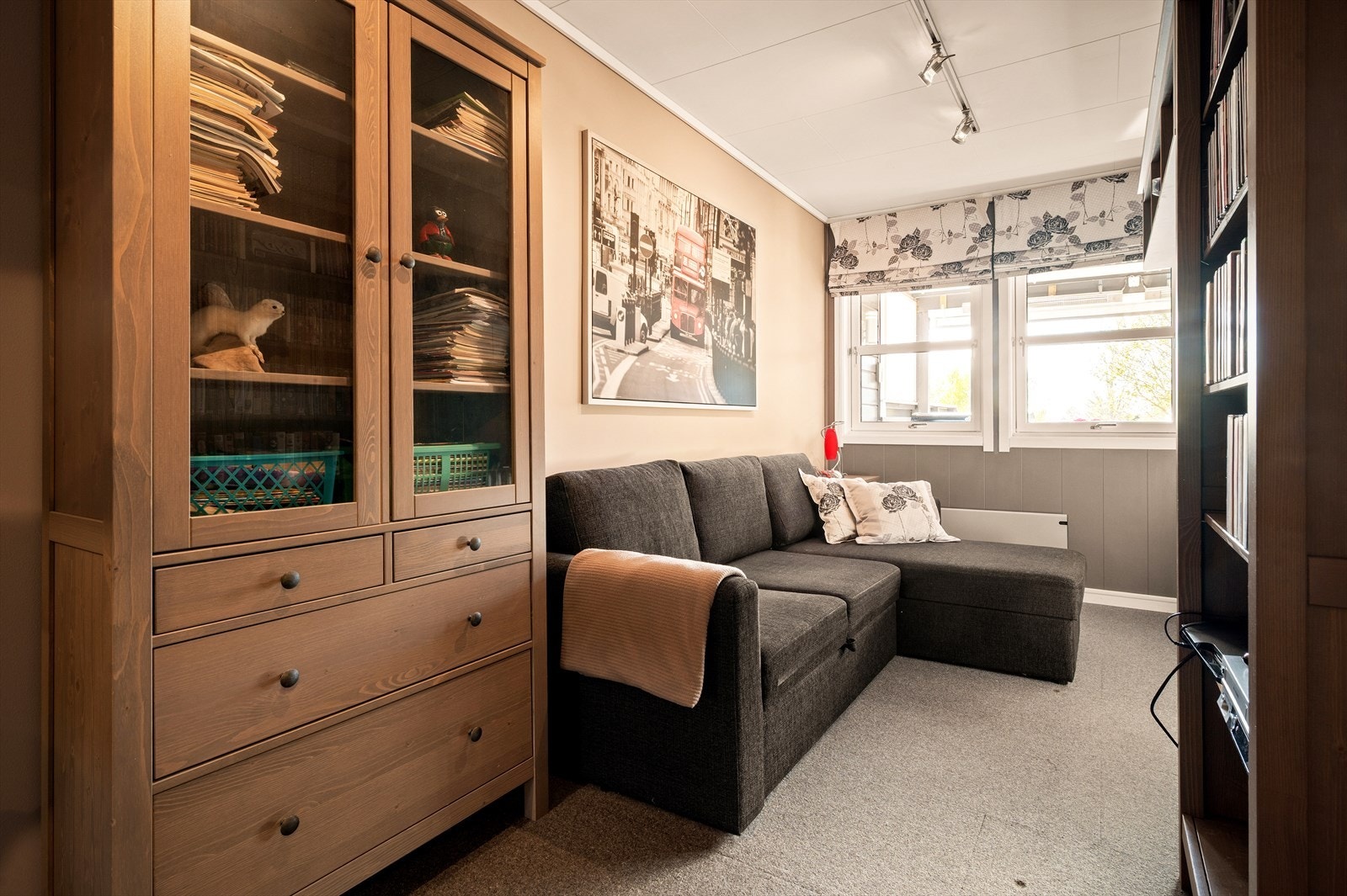 Soverom med plass til dobbeltseng / sovesofa, nattbord og garderobeløsning. Galleribilde