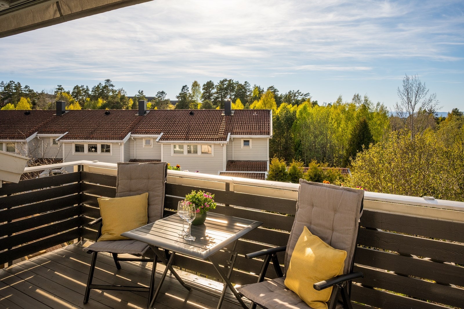Boligen byr på flere solrike uteplasser, inkludert hage, markterrasse og balkong - perfekte soner for både avslapning og sosiale sammenkomster. Galleribilde
