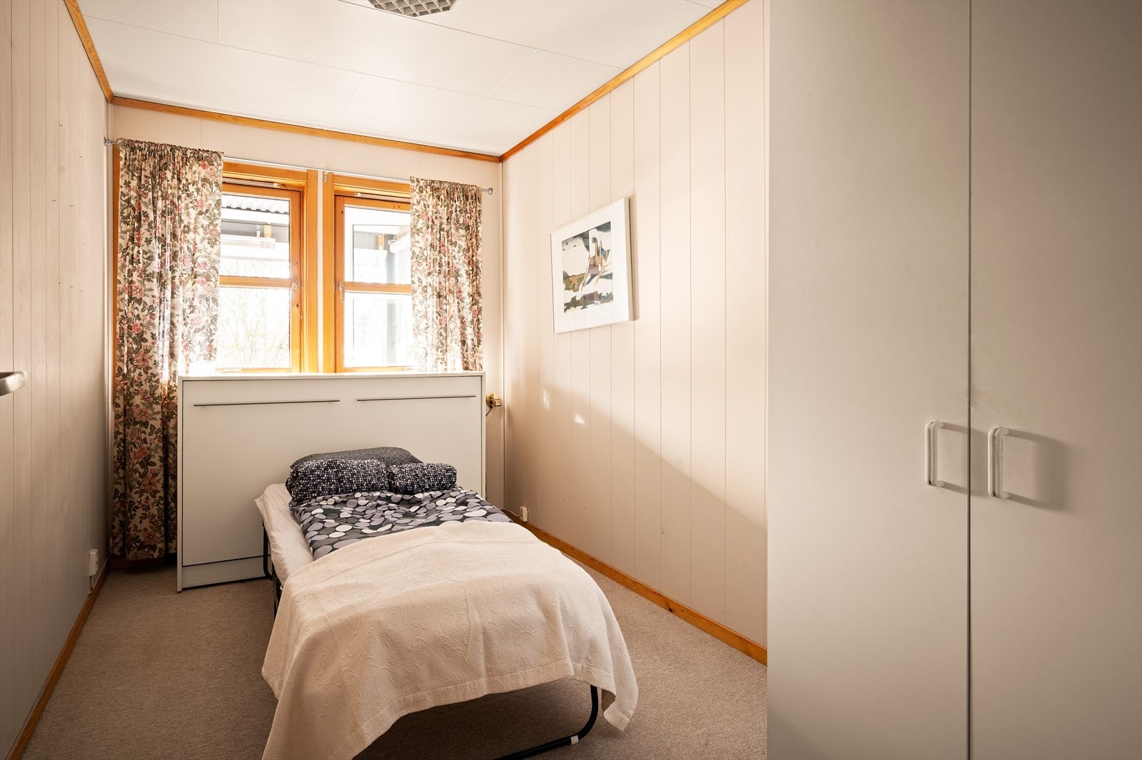 Huset har tre soverom av god størrelse. Rommet her har god plass til seng, nattbord og garderobeskap. Galleribilde