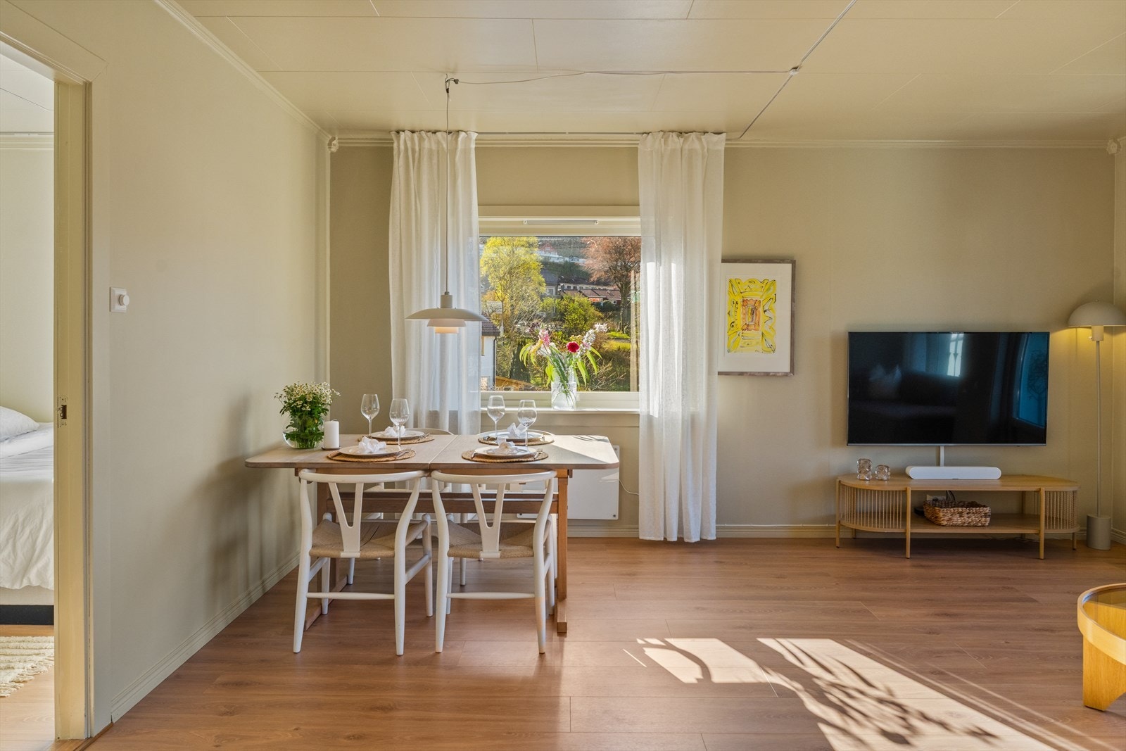 I stuen er det god plass til både sitte- og spisegruppe Galleribilde