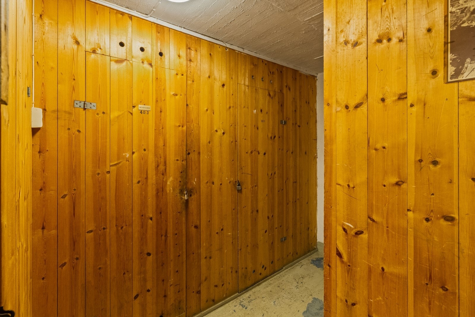 For ytterligere oppbevaring disponerer leiligheten to eksterne boder i byggets underetasje. Disse måler henholdsvis 3,2 og 2,2 m². Galleribilde