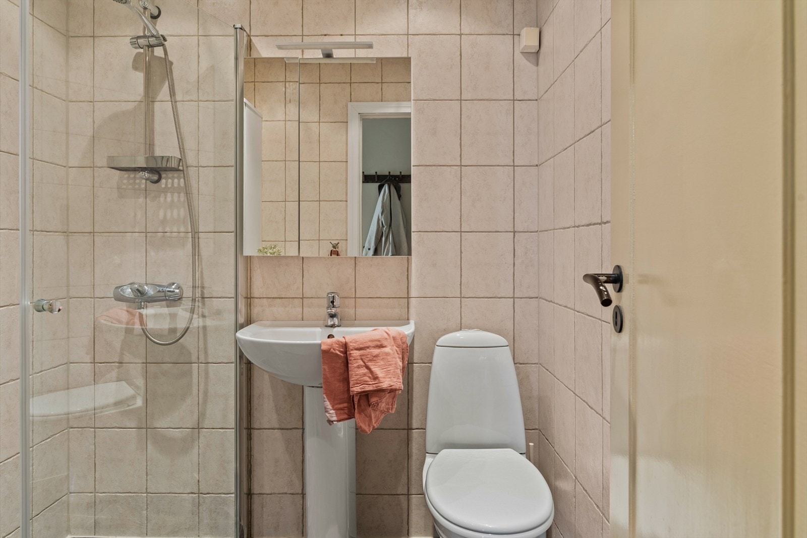 Badet er helfliset og har varmekabler i gulvet Galleribilde