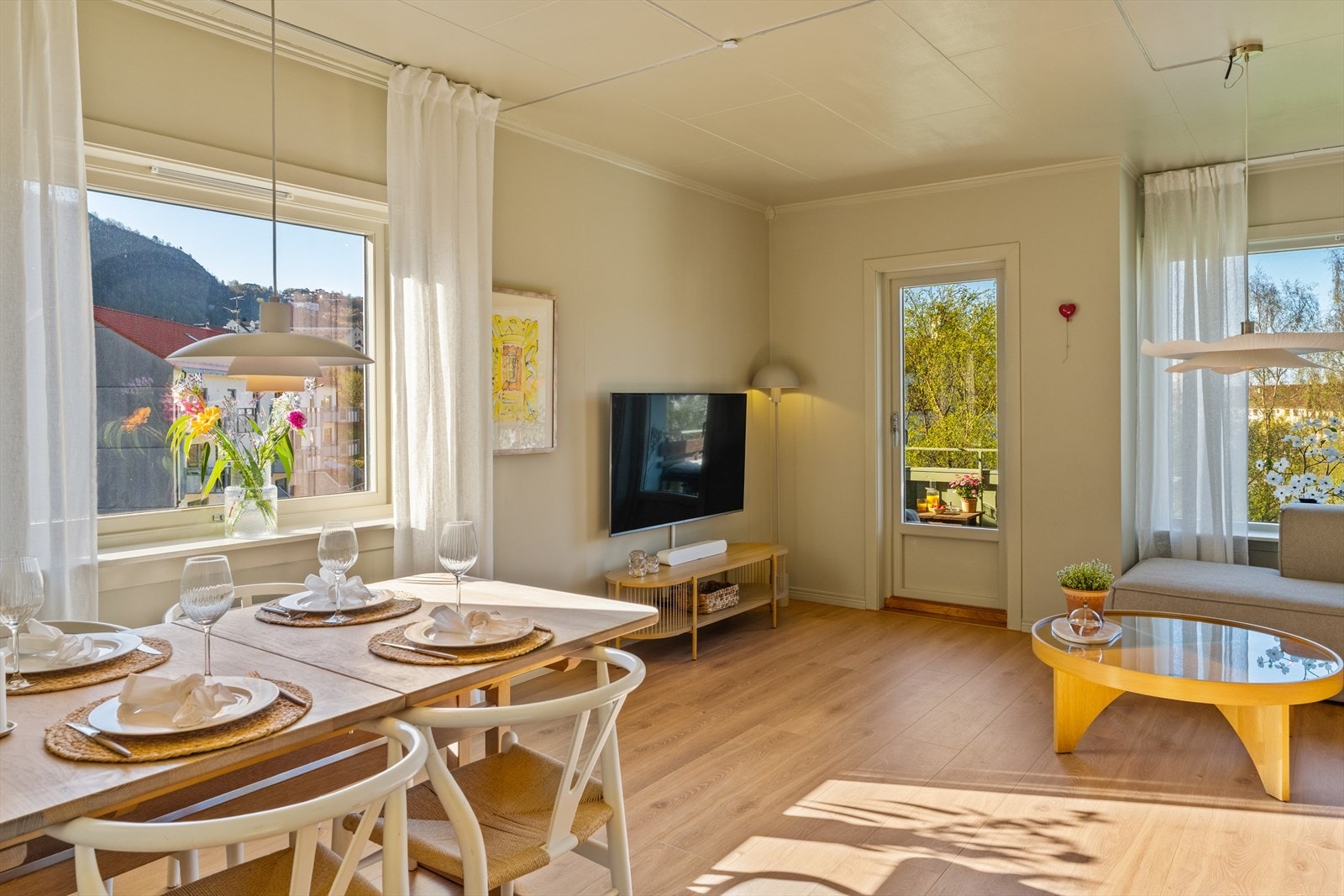 Leiligheten ligger på enden av bygget og har lysinnslipp fra to sider, noe som bidrar til en lys og luftig atmosfære Galleribilde