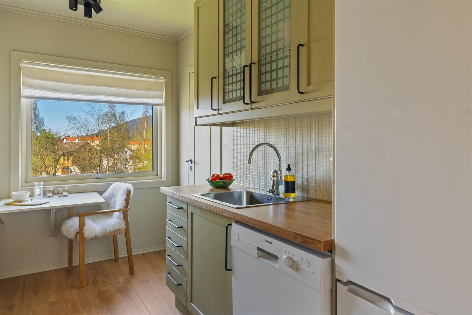 På kjøkkenet er det også plass til en mindre spisegruppe - perfekt for frokost eller raske måltider Galleribilde