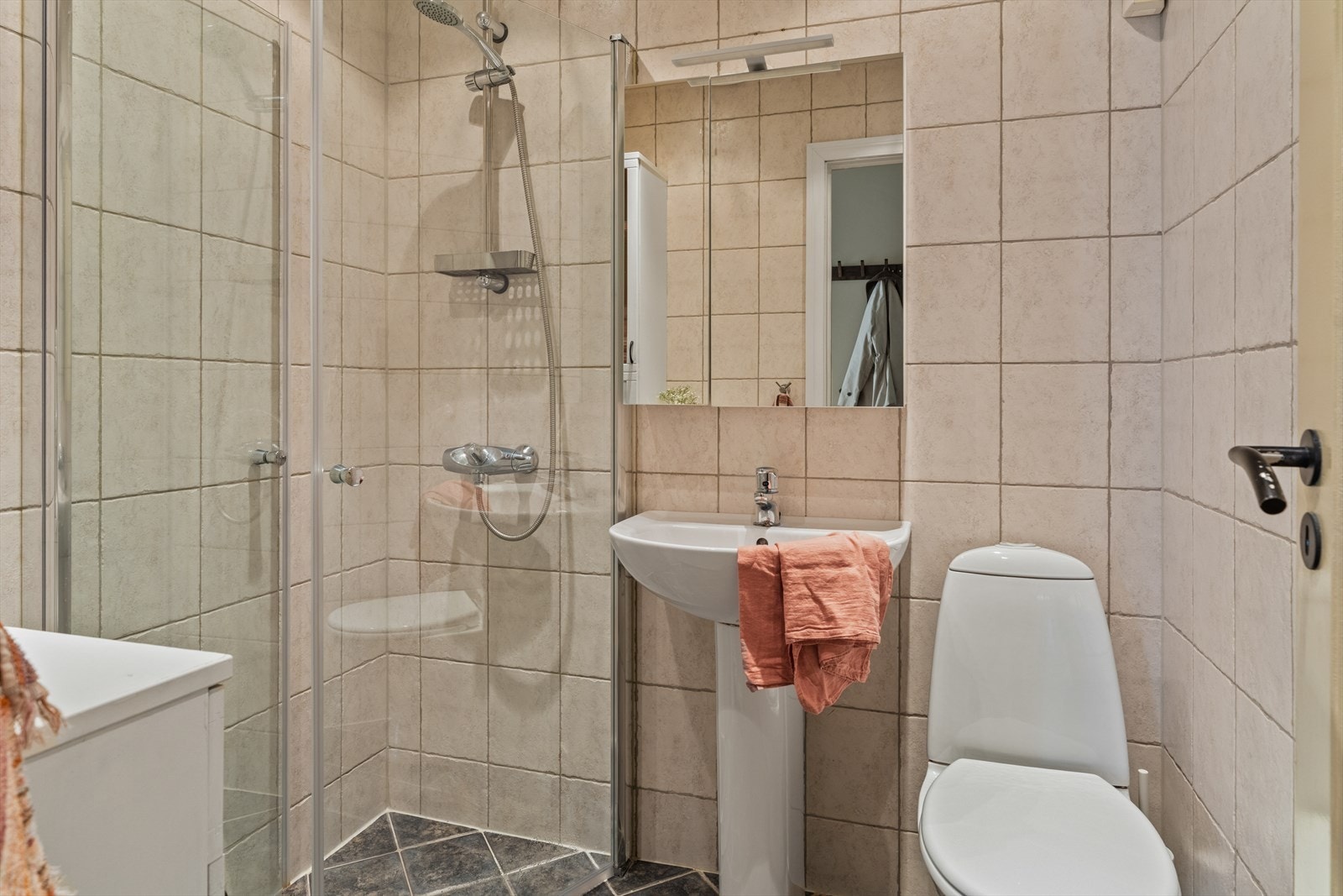 Badet er utstyrt med servant, toalett og dusj Galleribilde