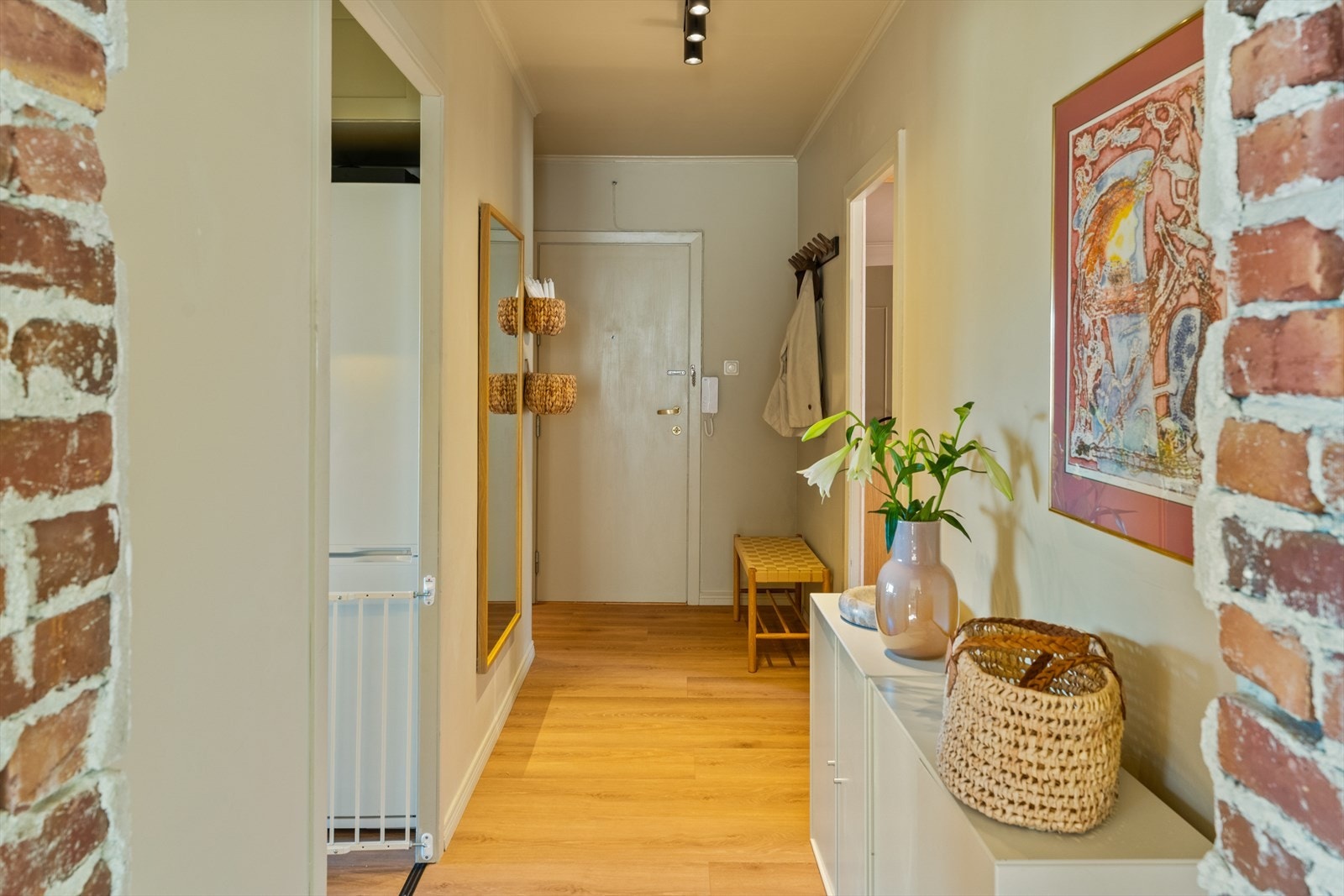 I entréen er det god plass til å henge fra seg yttertøy og sette fra seg sko Galleribilde