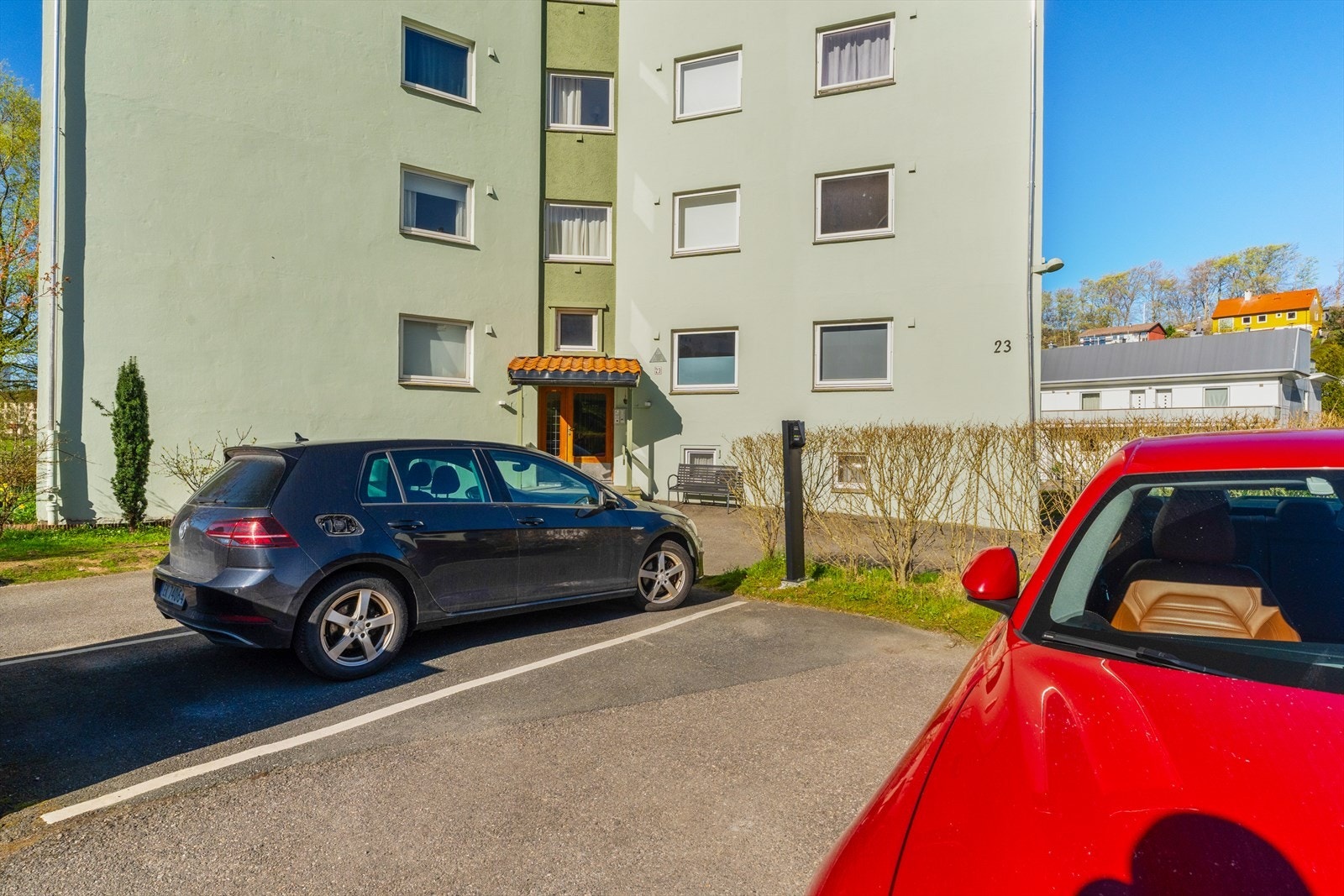 Laget har 9 parkeringsplasser som tilhører laget (første mann til mølla prinsippet). Det er etablert elbillader på noen av plassene. Ellers gateparkering langs veien. Det er pt. gratis å parkere i gaten langs veien. Galleribilde