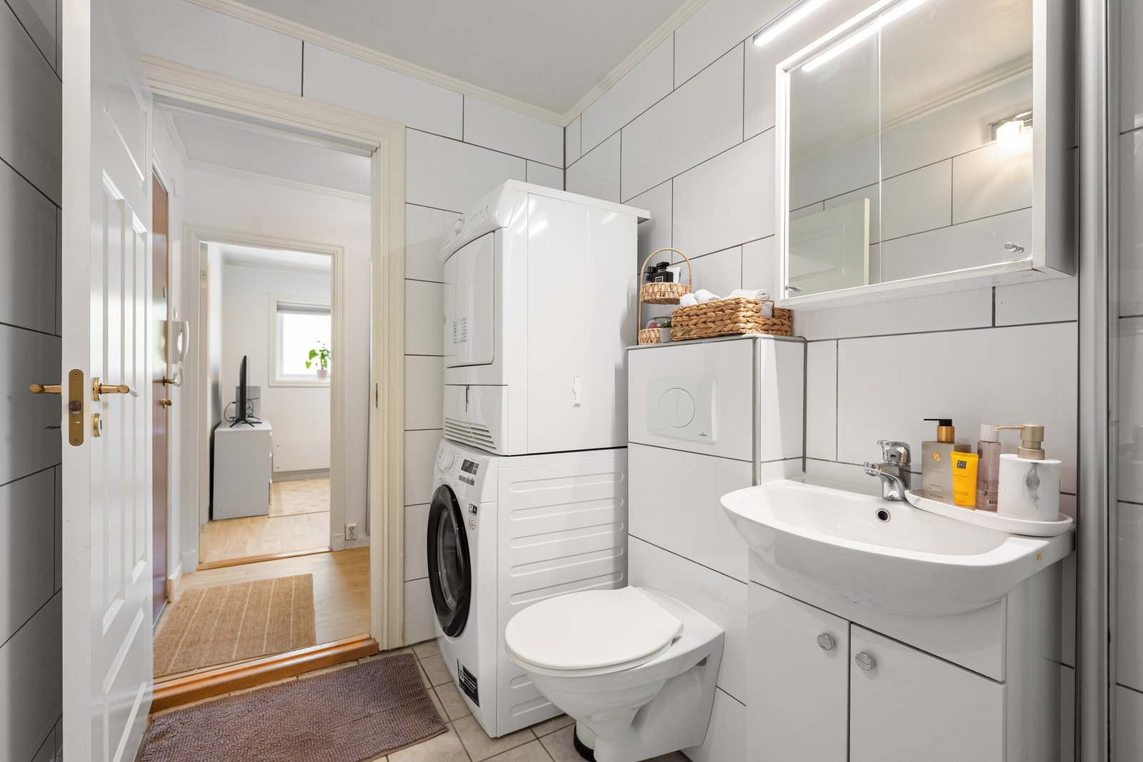 Badet er utstyrt med varmekabler og opplegg for vaskemaskin. Galleribilde