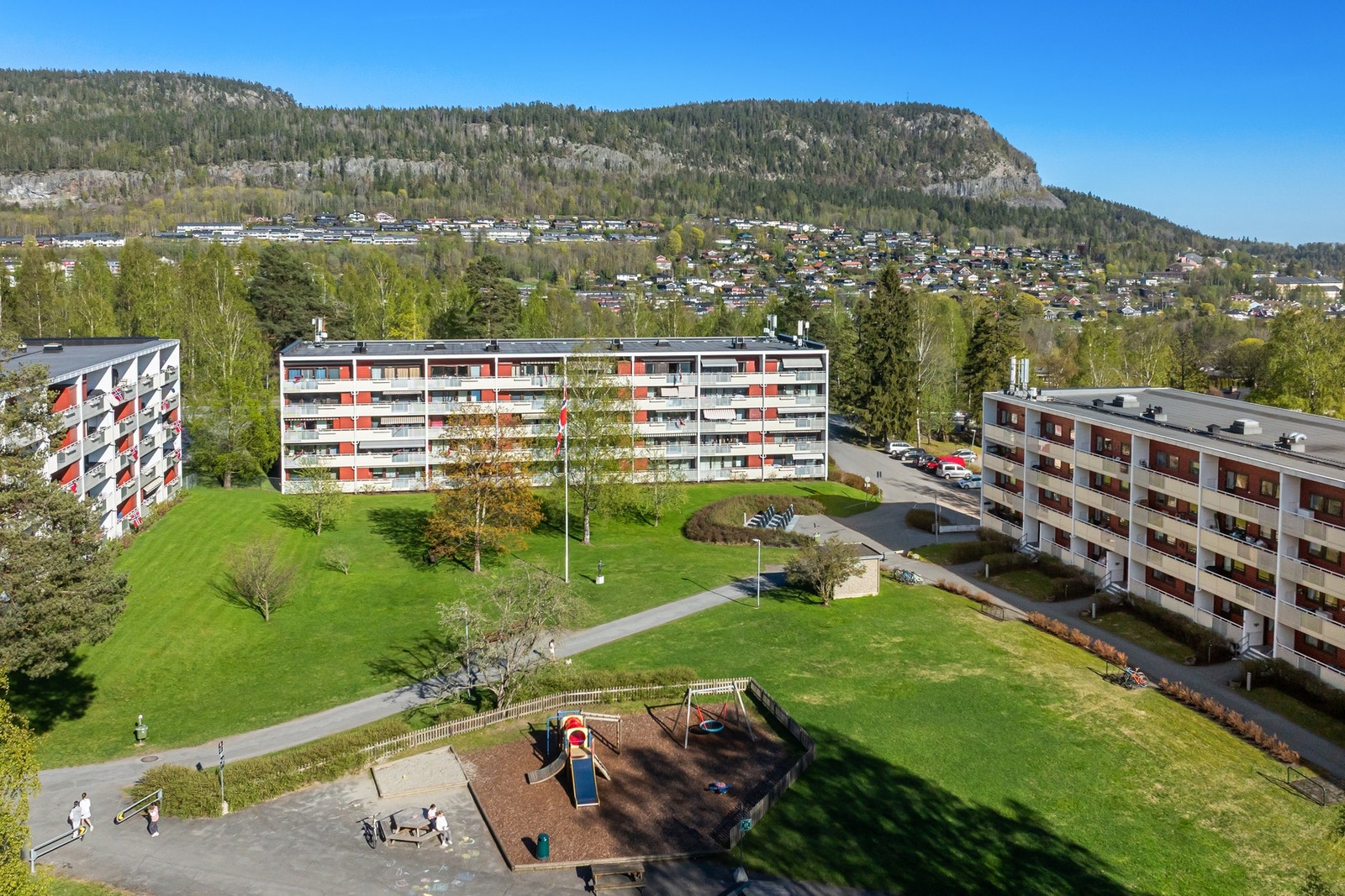 Borettslaget har fine fellesarealer med lekeplass og store grøntområder. Galleribilde