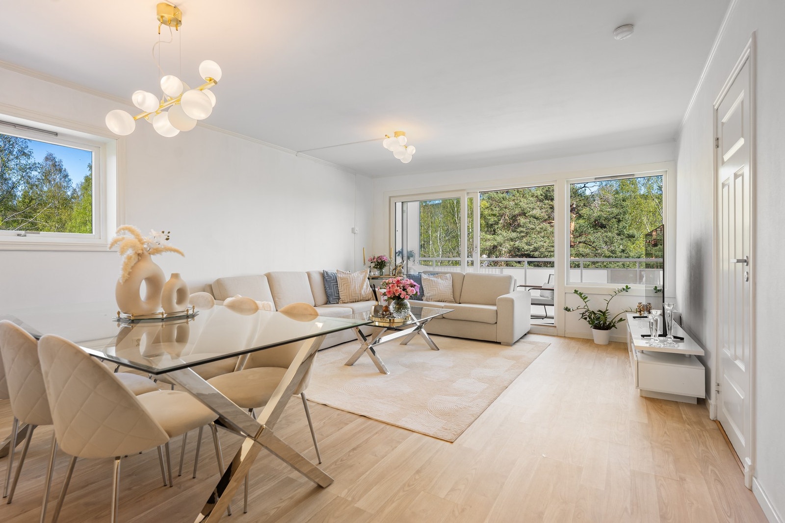 Hjørneleiligheten fremstår som lys og luftig da det er et ekstra vindu i stua. Galleribilde