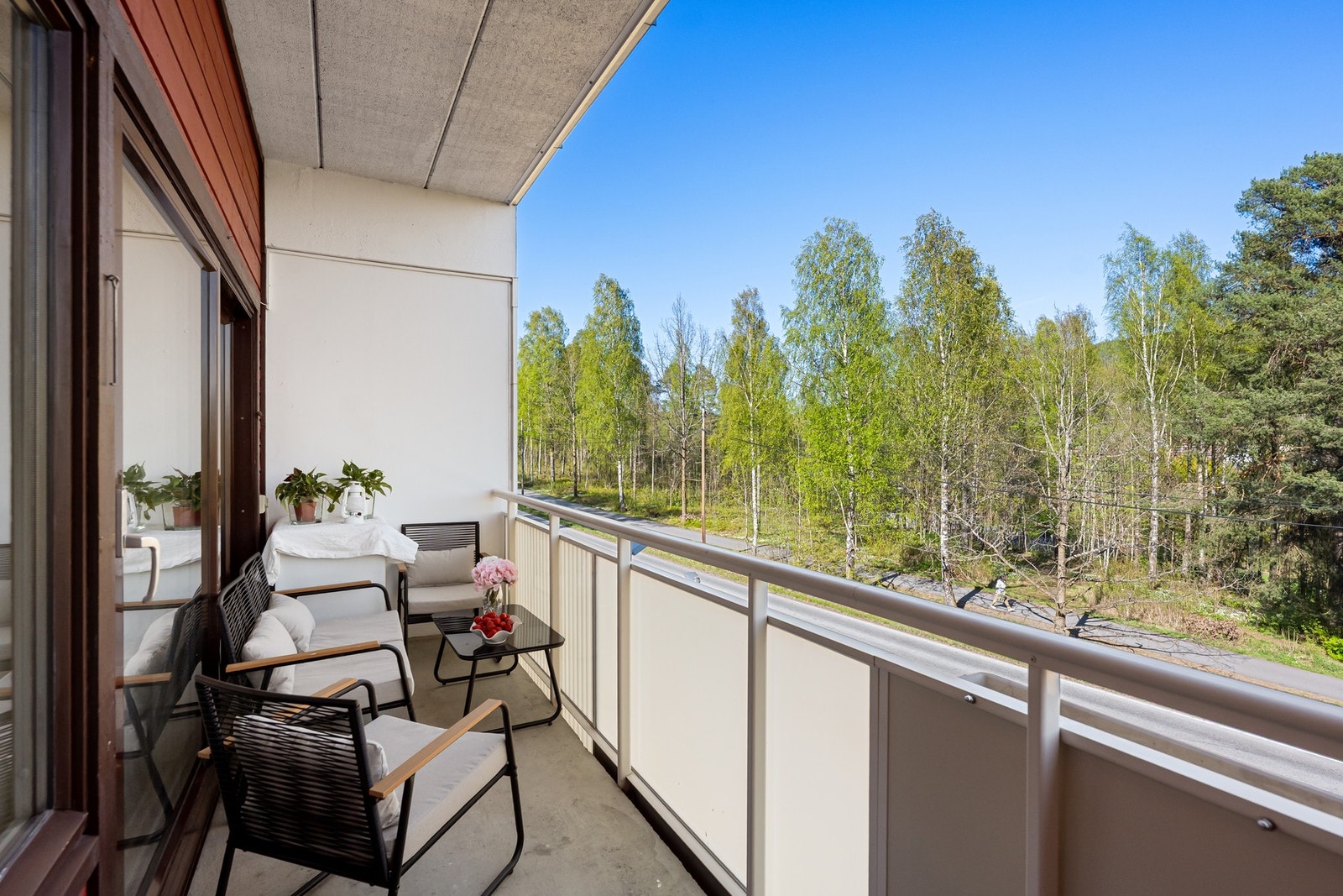 Balkongen blir en flott utvidelse av stua i sommerhalvåret! Galleribilde