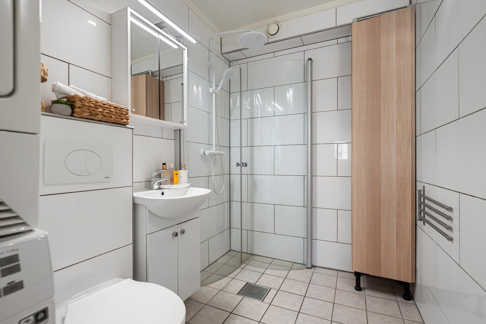 Badet er utstyrt med varmekabler og opplegg for vaskemaskin. Galleribilde
