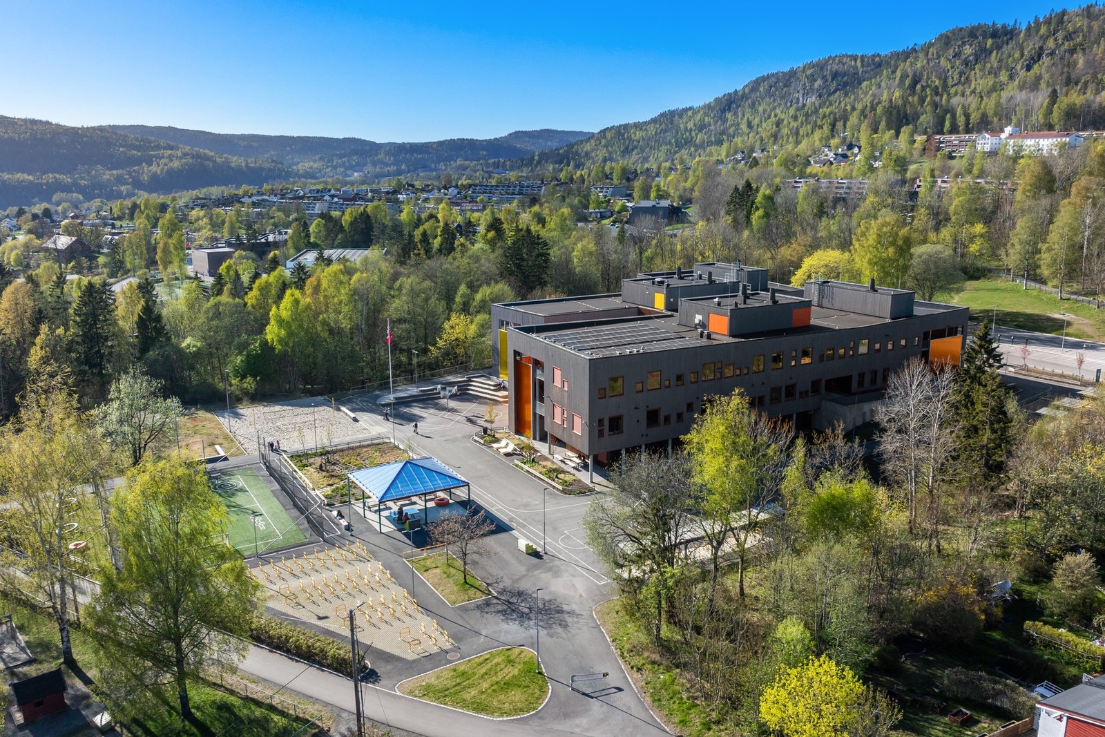 Området har et rikt tilbud for barn og unge, med trygge gangveier til barnehager, barneskole og ungdomsskole. Galleribilde