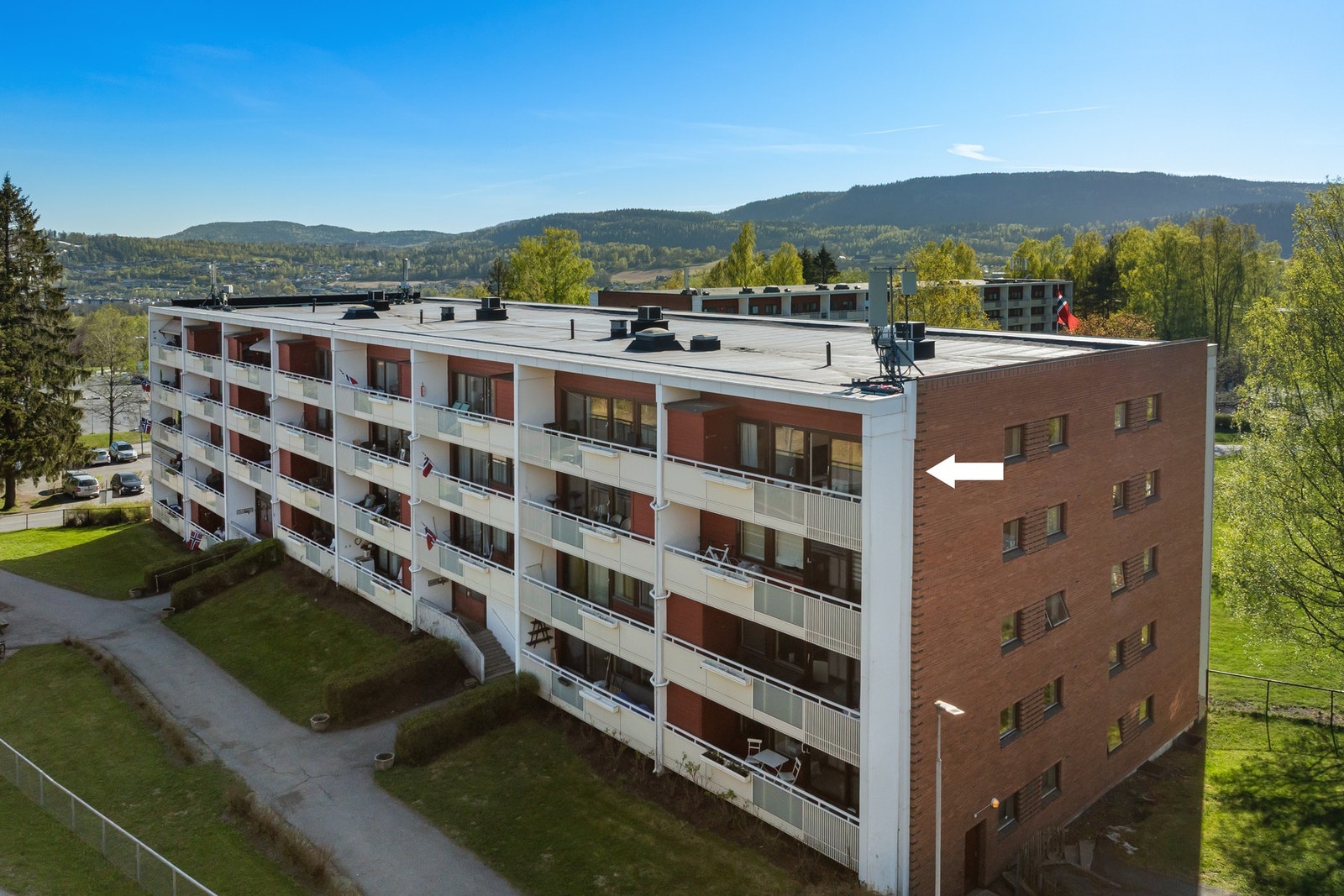 Leiligheten ligger i øverste etasje på hjørnet. Galleribilde