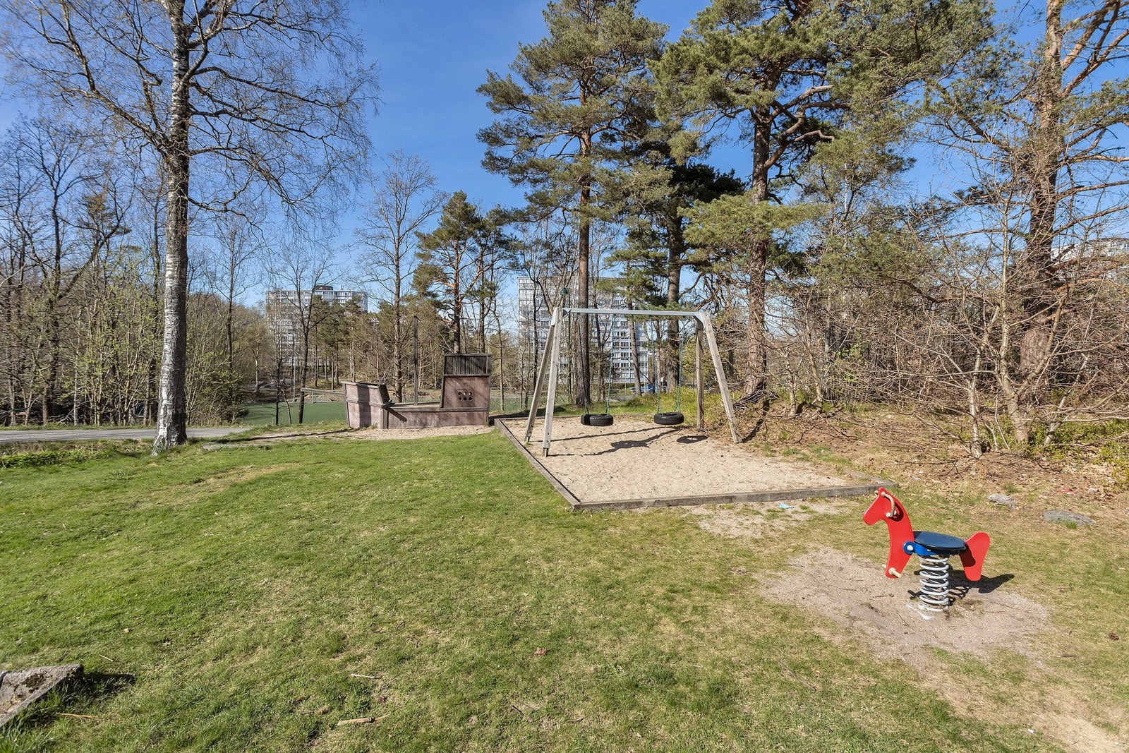 - Hyggelig med lekeplass like ved | Fint samlingspunkt for både store og små - Galleribilde