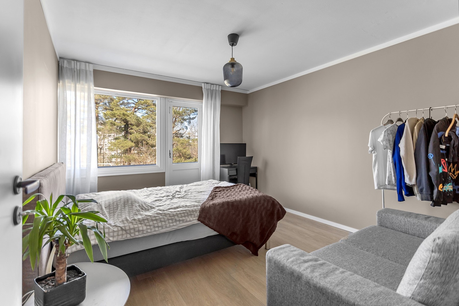 - Soverom 2 | Her er det god plass til garderobeskap . Galleribilde