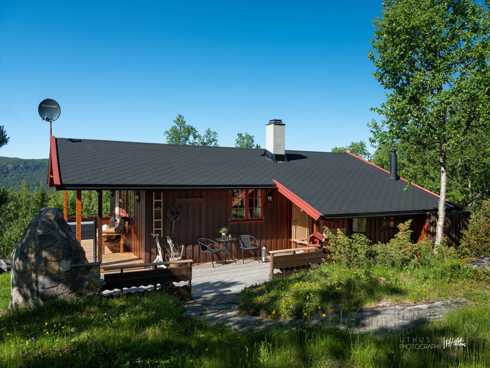 Eiendomsmegler Ådne Holestøl Hogneud ønsker velkommen til Tiurhaugan 1 - Skarvegløtt. Eiendommen ligger i et rolig naturområde med utsikt og god solgang. Foto: Pål Harald Uthus. Galleribilde