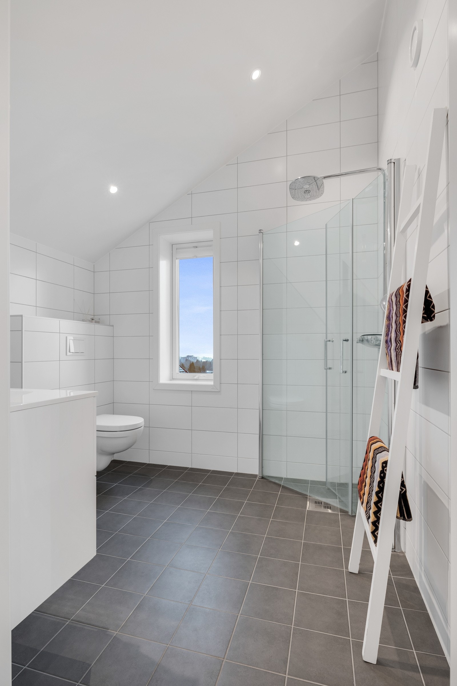 På det høyeste har badet oppe en imponerende takhøyde på over tre meter Galleribilde
